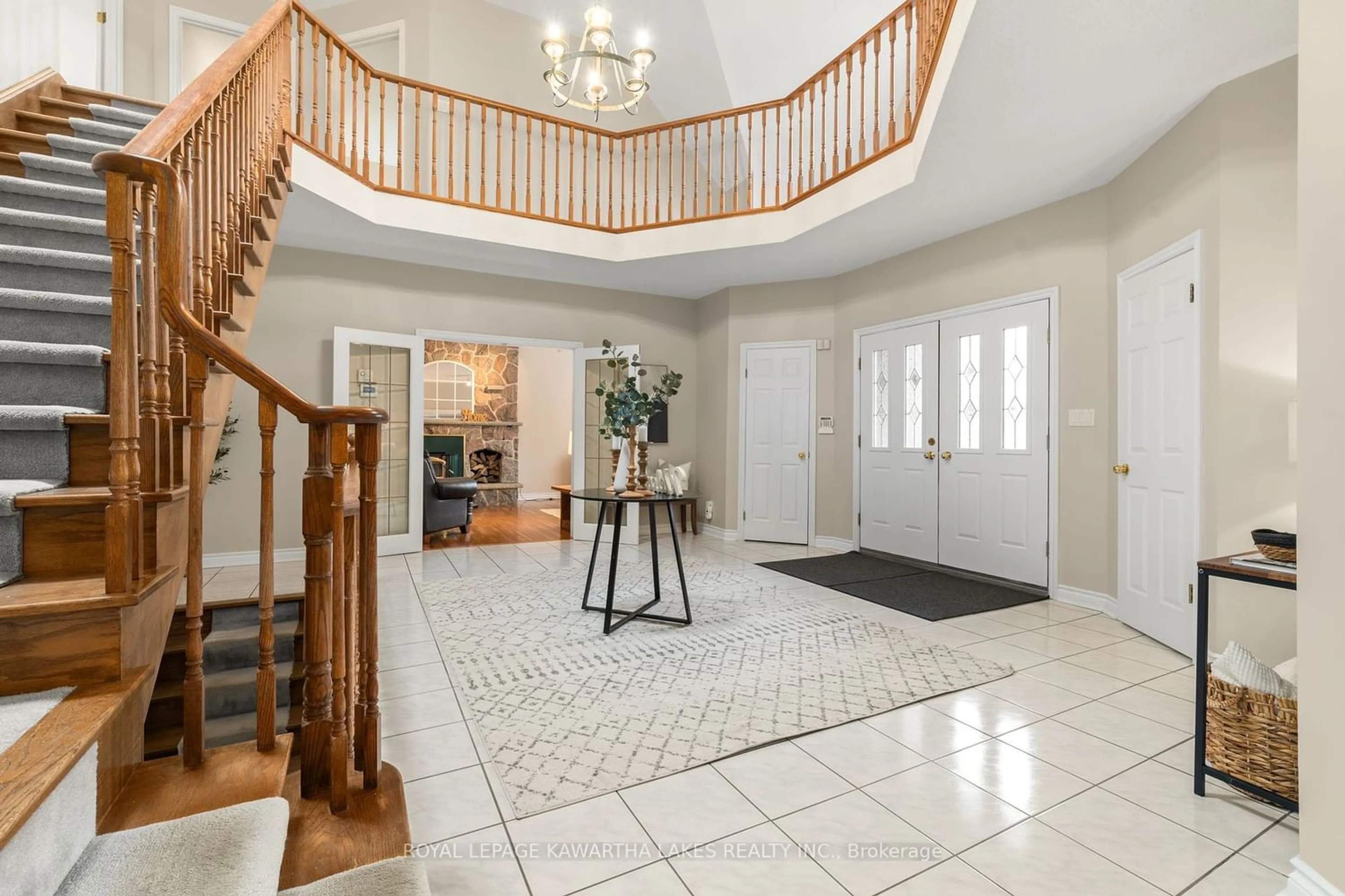 Indoor entryway, wood floors for 17916 Ninth Line, East Gwillimbury Ontario L0G 1M0