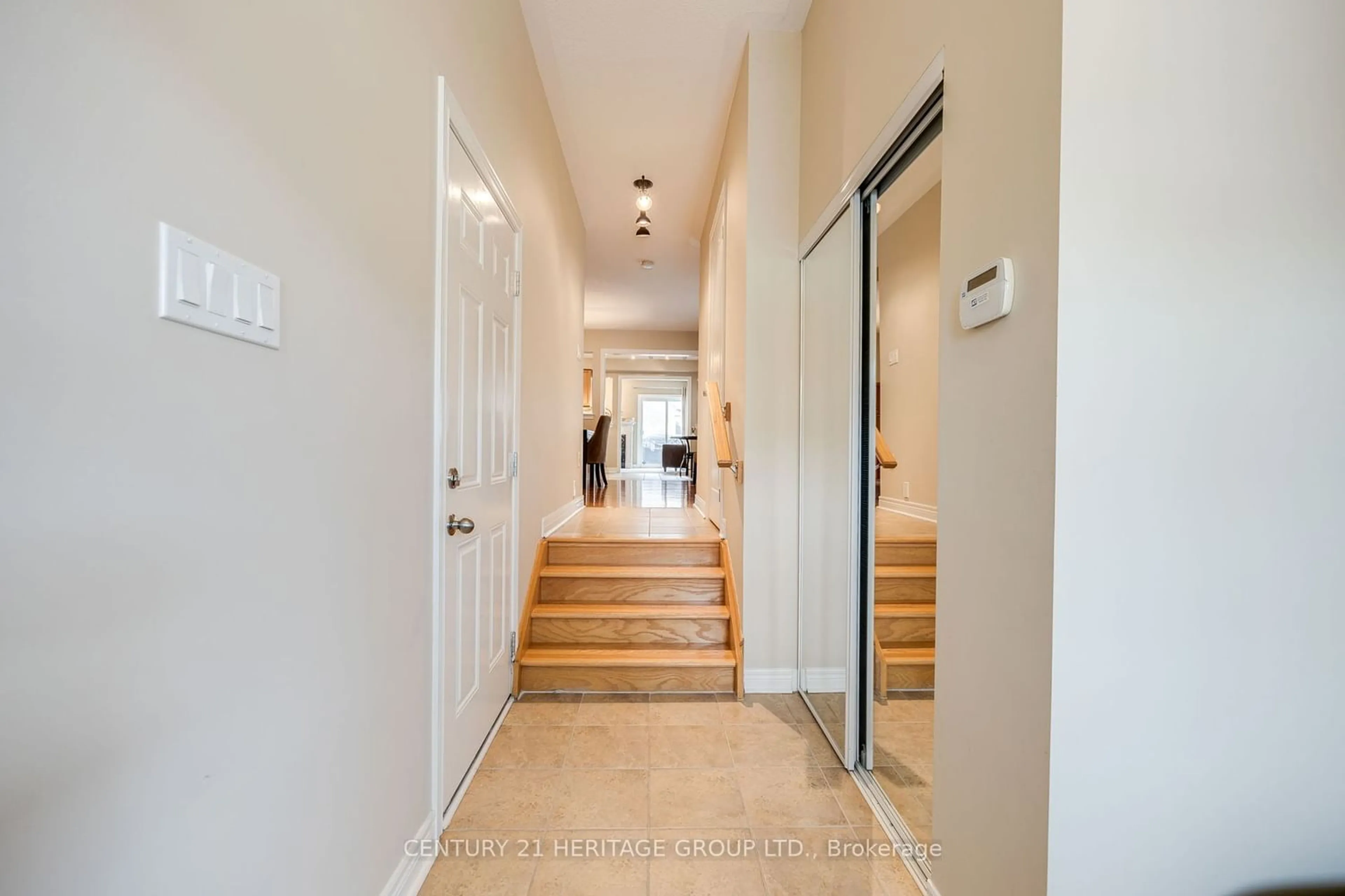 Indoor entryway for 59 Four Seasons Cres, Newmarket Ontario L9N 0C3