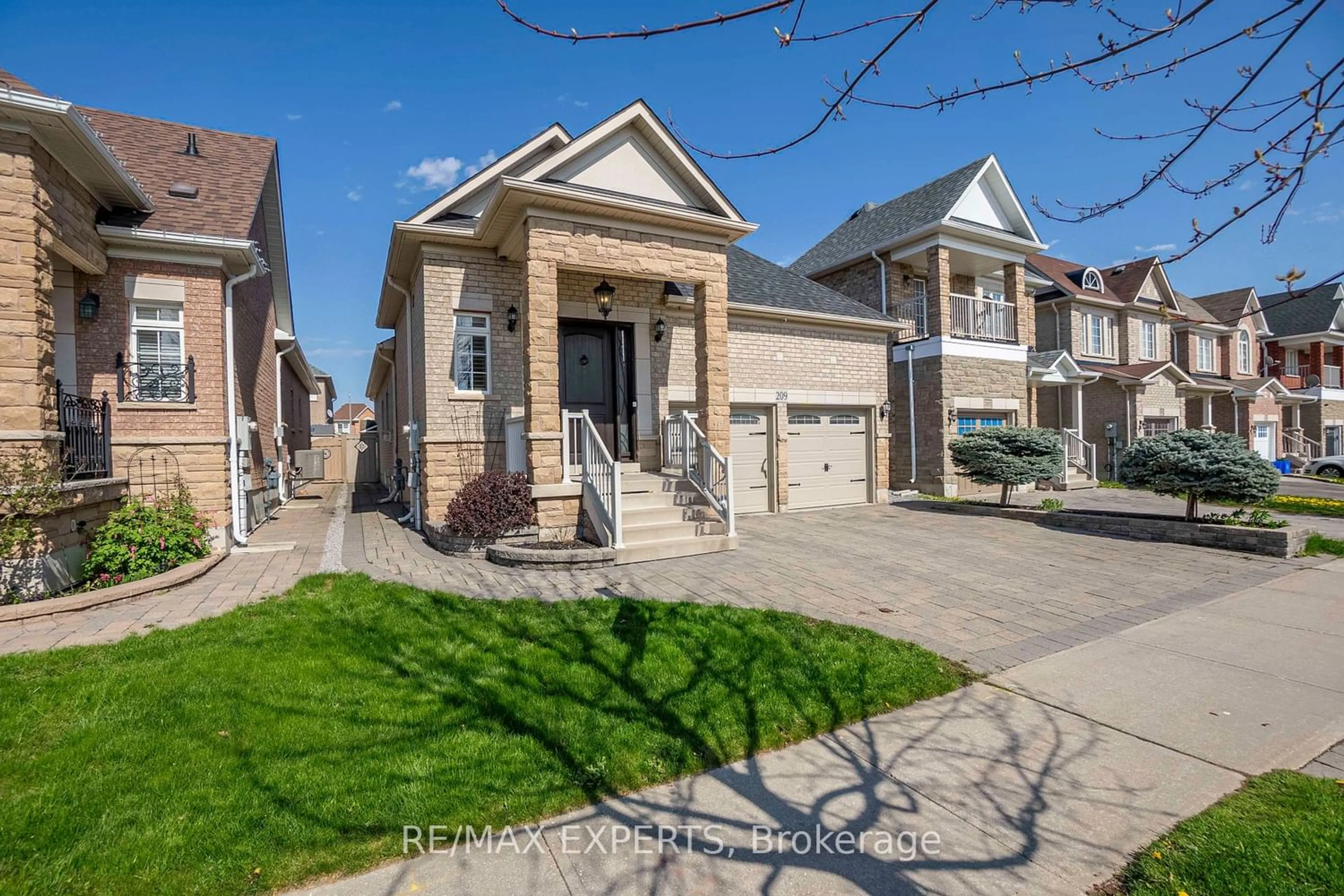 Frontside or backside of a home for 209 Vellore Park Ave, Vaughan Ontario L4H 0C3
