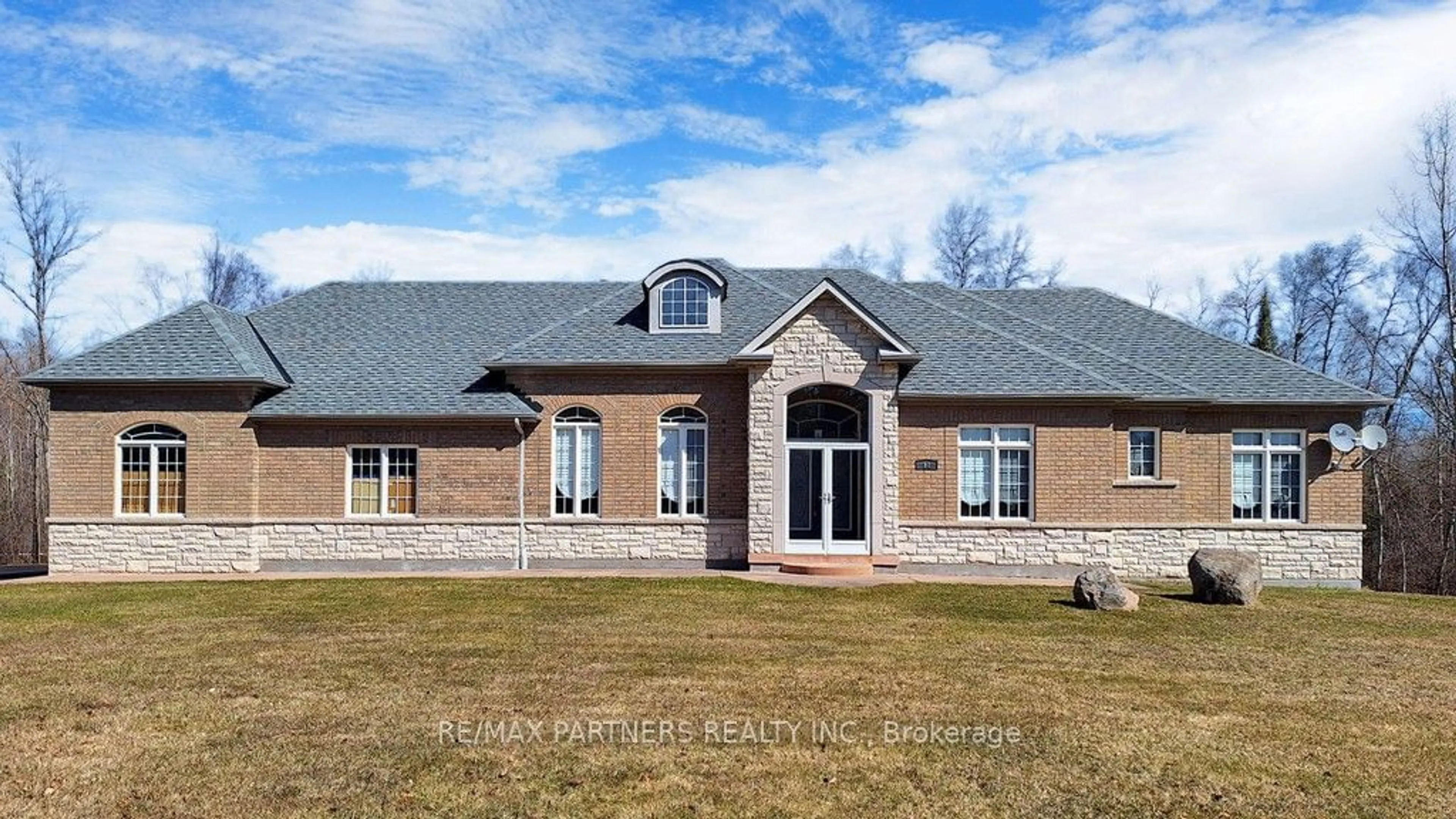 Home with brick exterior material for 91 Manor Ridge Tr, East Gwillimbury Ontario L0G 1M0