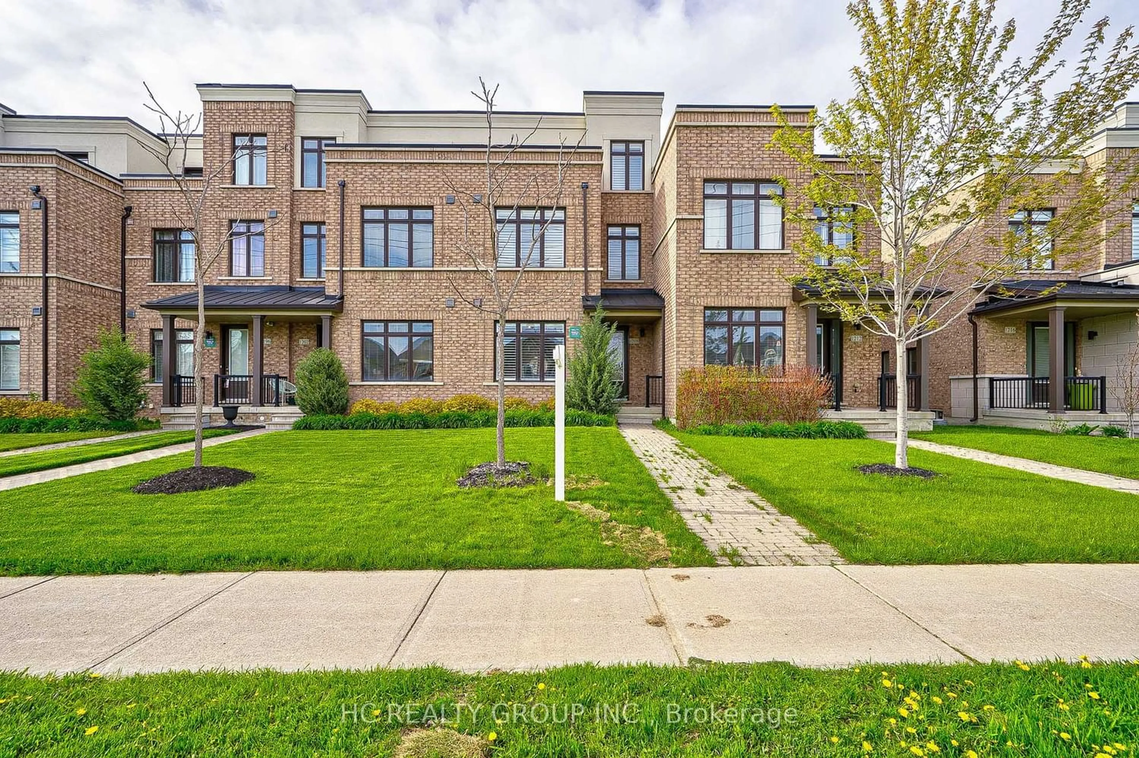 A pic from exterior of the house or condo for 1208 Wellington St, Aurora Ontario L4G 2C9