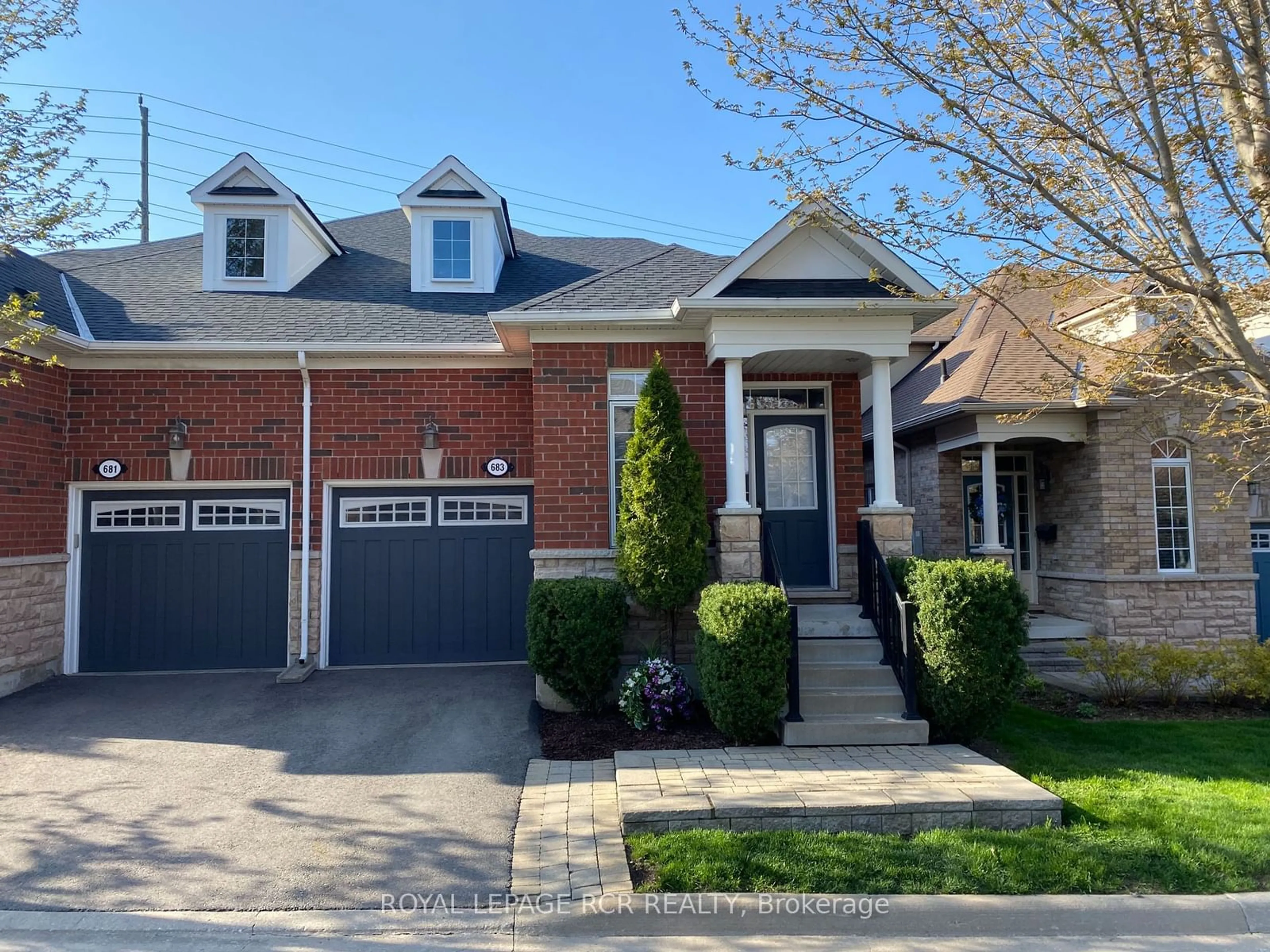 Home with brick exterior material for 683 Skye Crt, Newmarket Ontario L3X 3E1