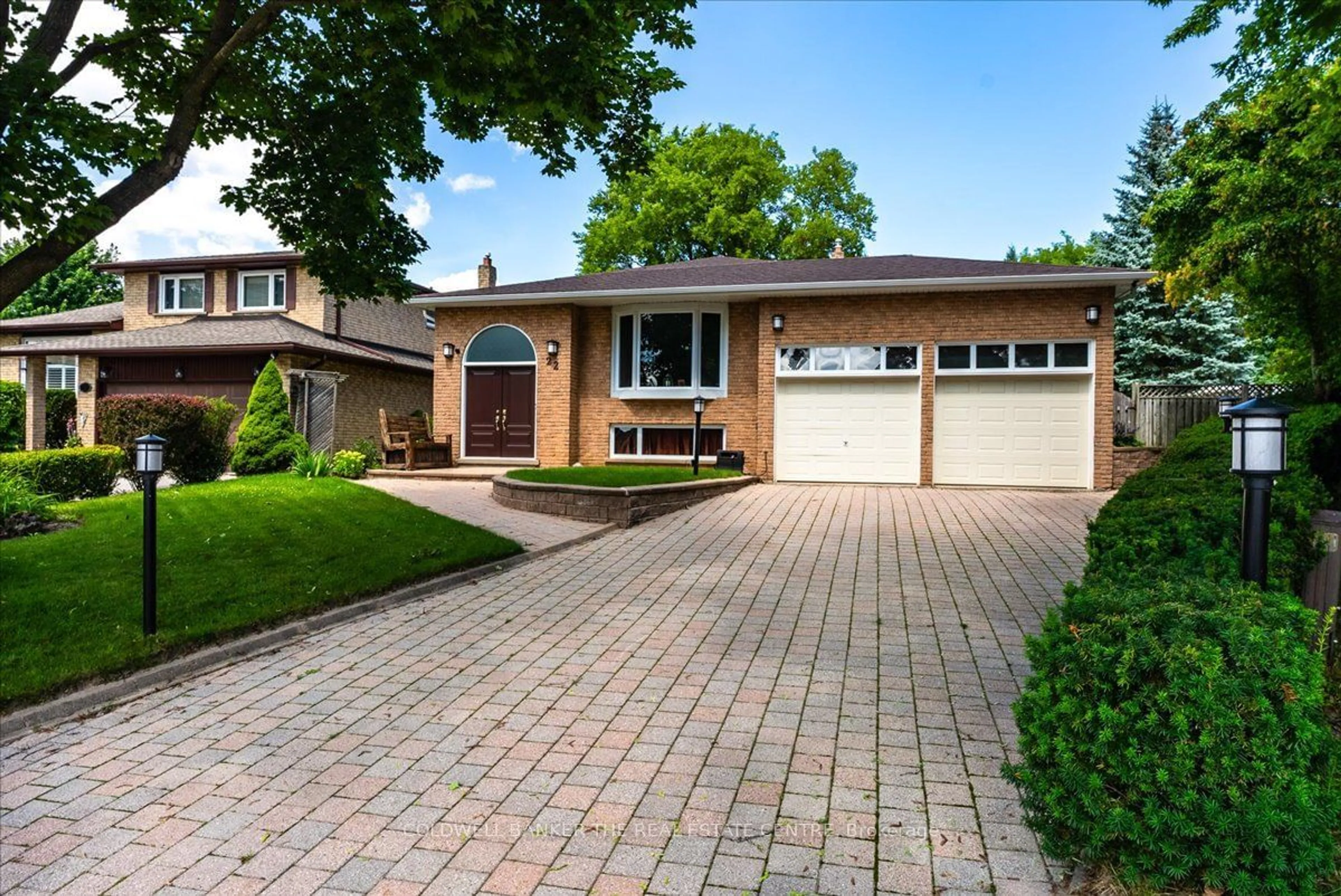 Home with brick exterior material for 22 Earls Crt, East Gwillimbury Ontario L9N 1E5