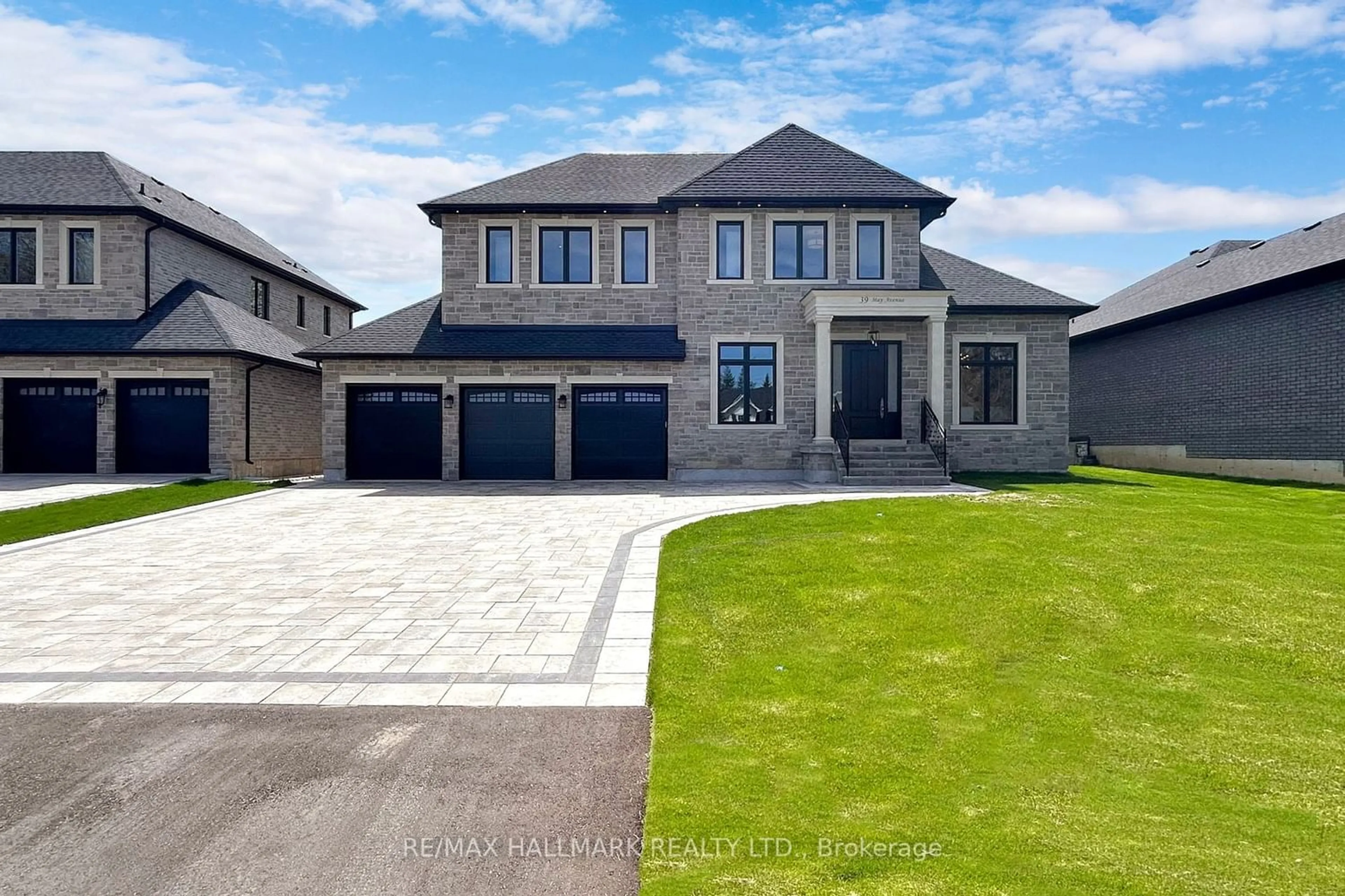 Frontside or backside of a home for 39 May Ave, East Gwillimbury Ontario L0G 1V0