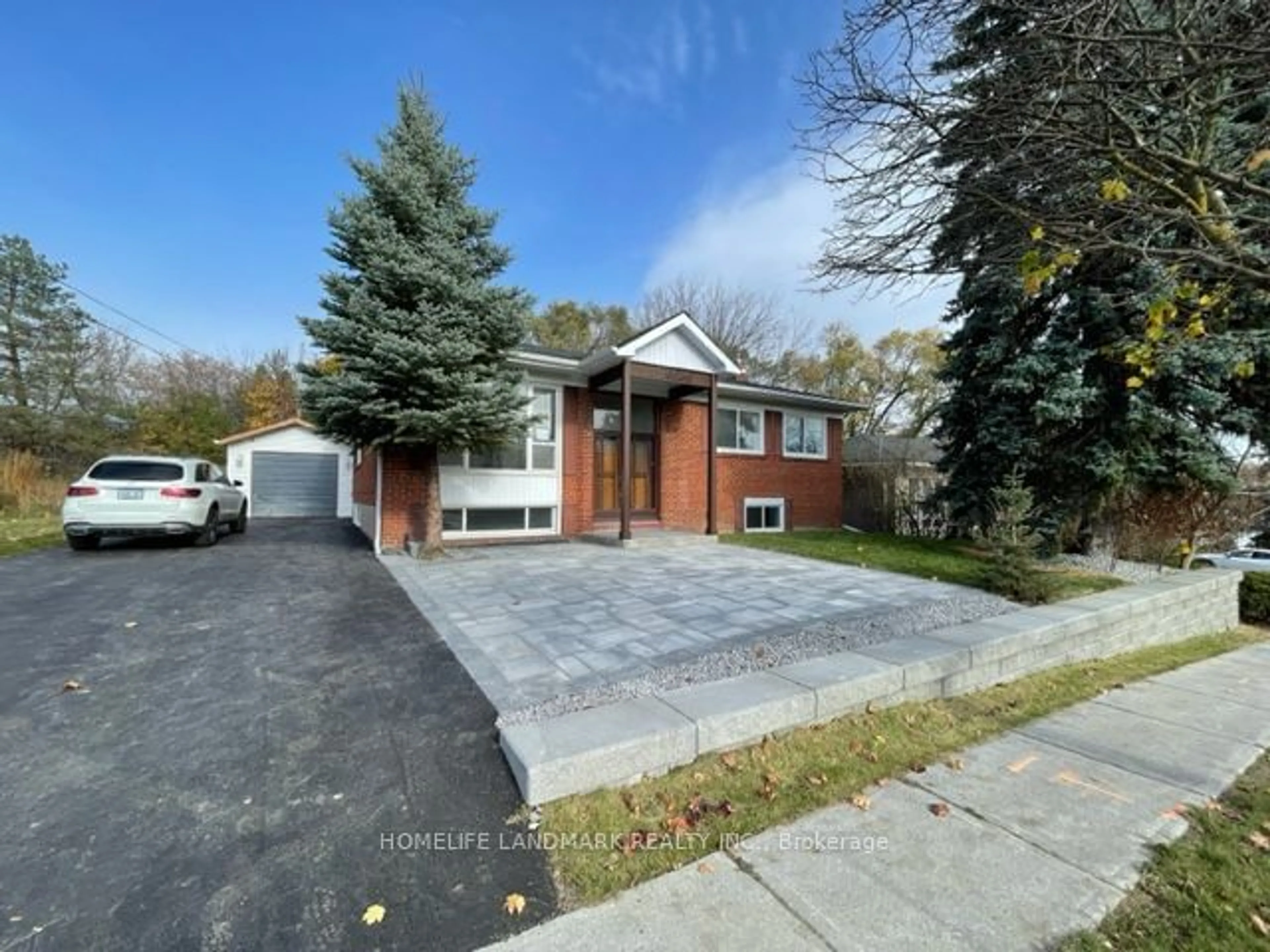 Frontside or backside of a home for 33 Millard Ave, Newmarket Ontario L3Y 1Y7