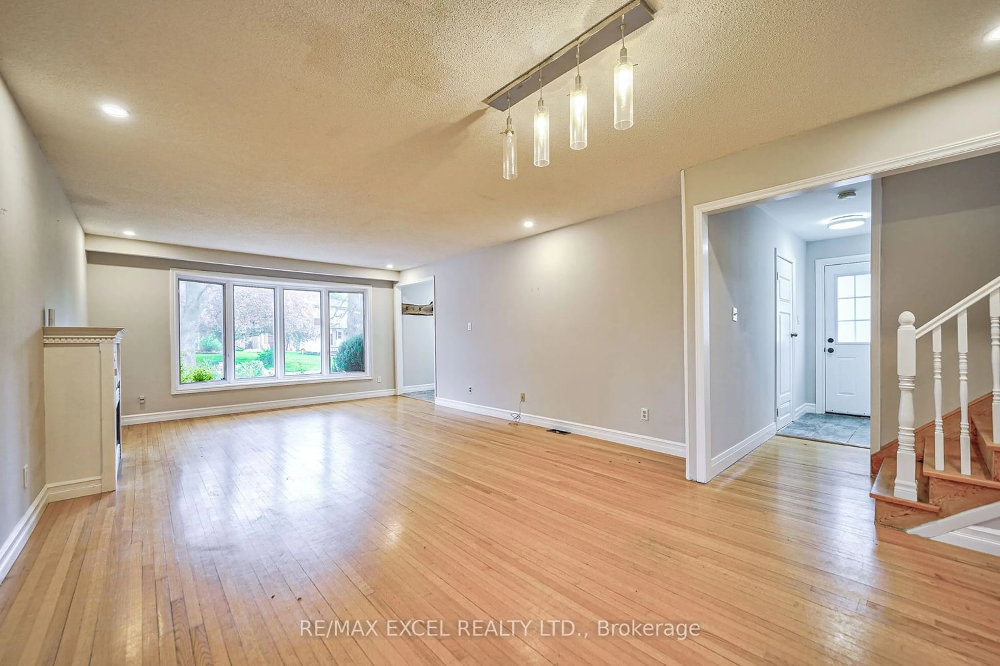 A pic of a room for 1033 Wildwood Dr, Newmarket Ontario L3Y 2B6