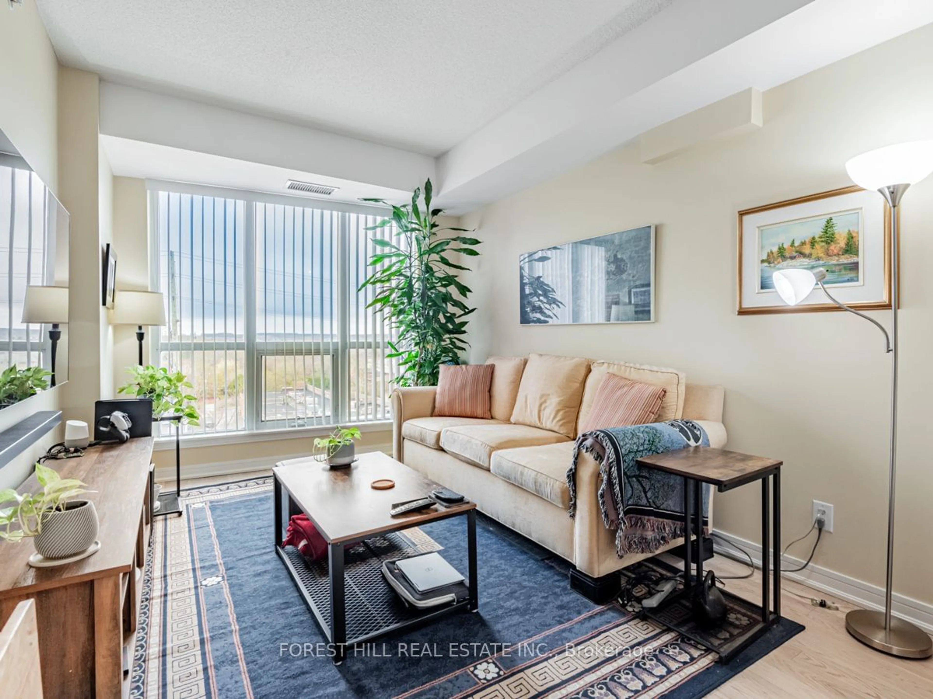 Living room for 9201 Yonge St #614, Richmond Hill Ontario L4C 6Z2