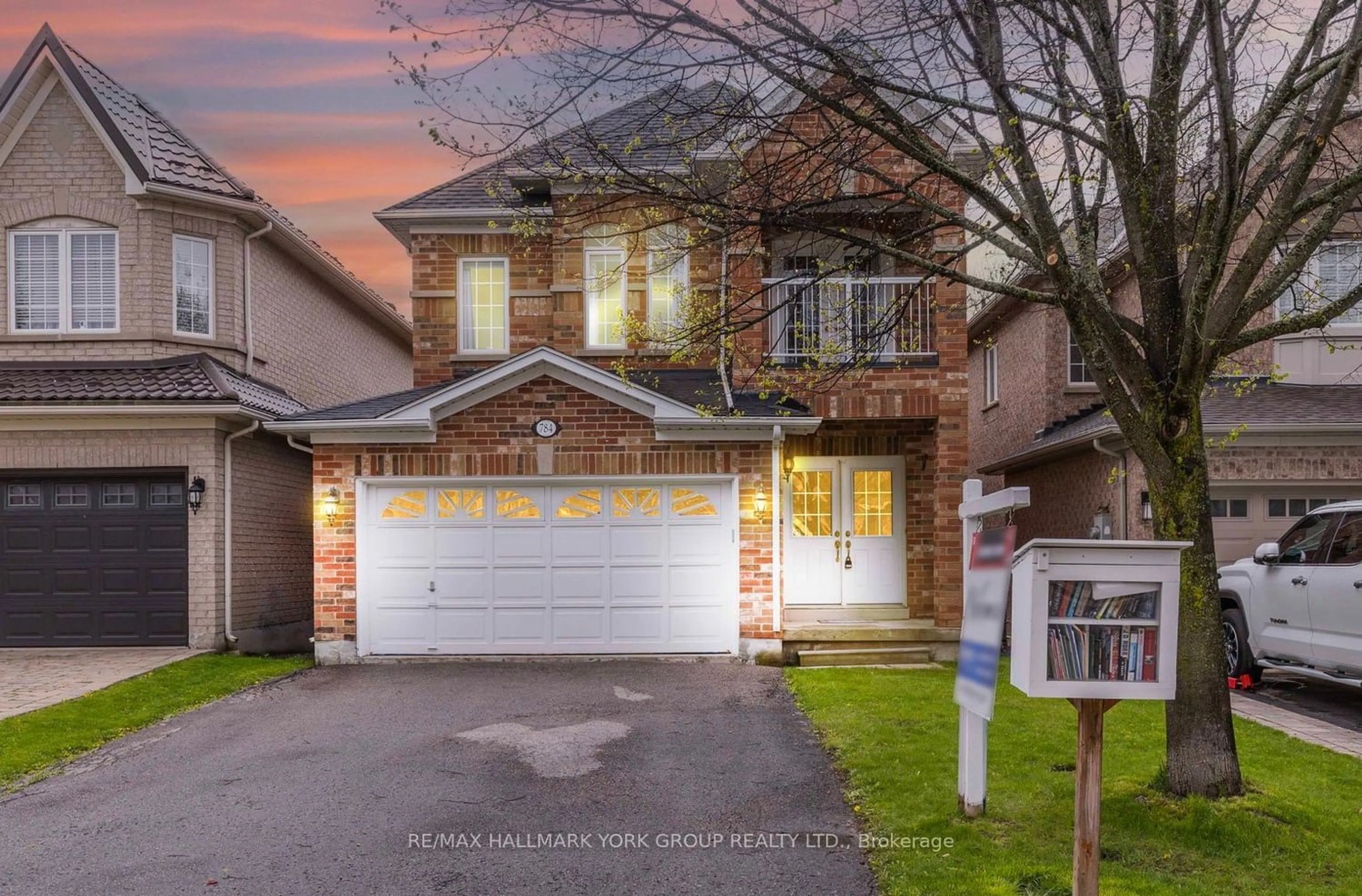 Frontside or backside of a home for 784 Colter St, Newmarket Ontario L3X 2V4