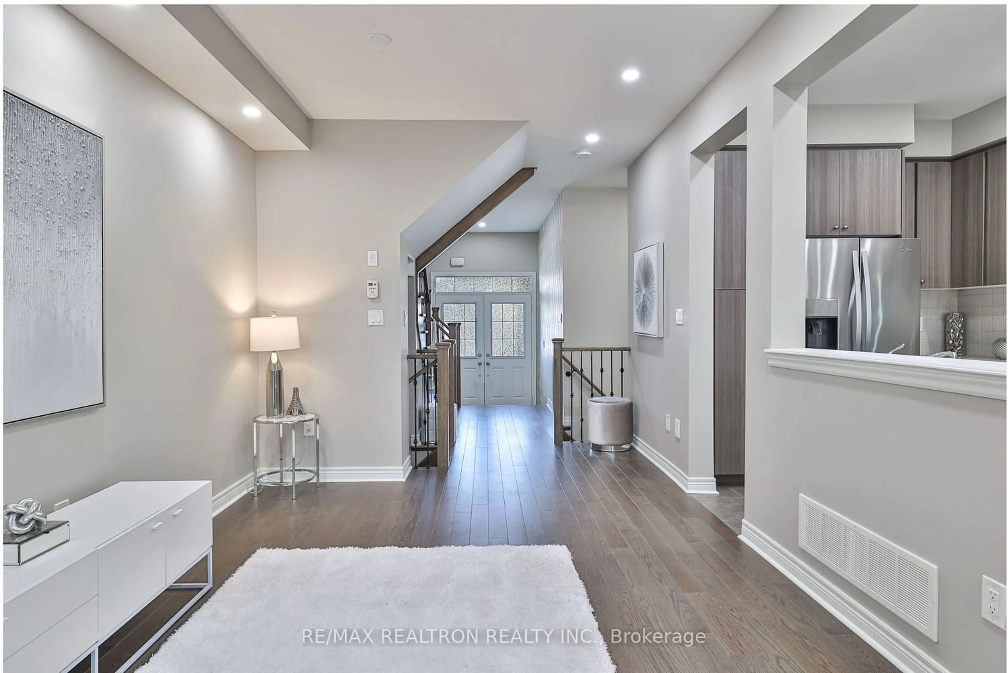 Indoor entryway for 64 Paper Mills Cres, Richmond Hill Ontario L4E 0V4