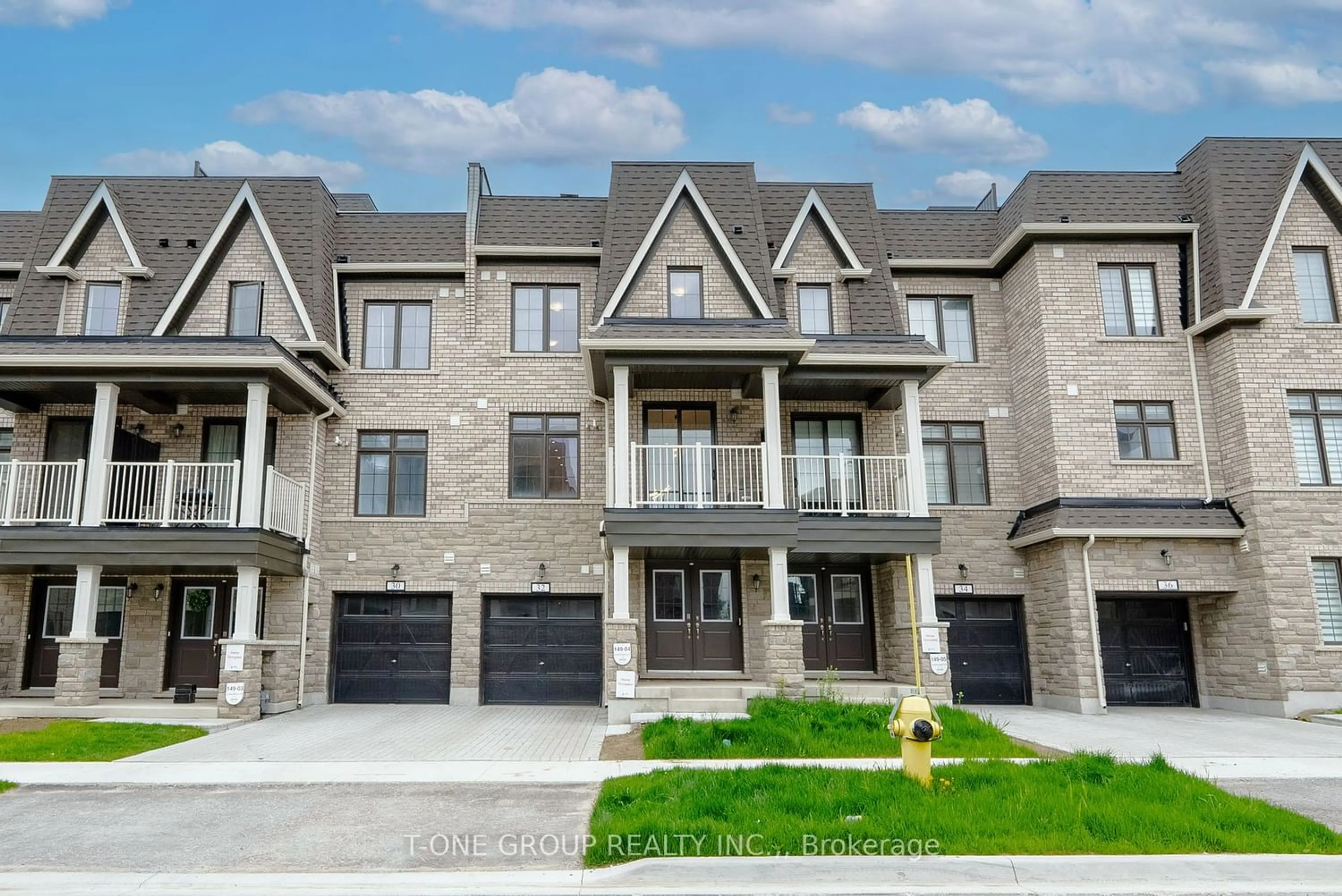 A pic from exterior of the house or condo for 32 William Shearn Cres, Markham Ontario L6C 3J4