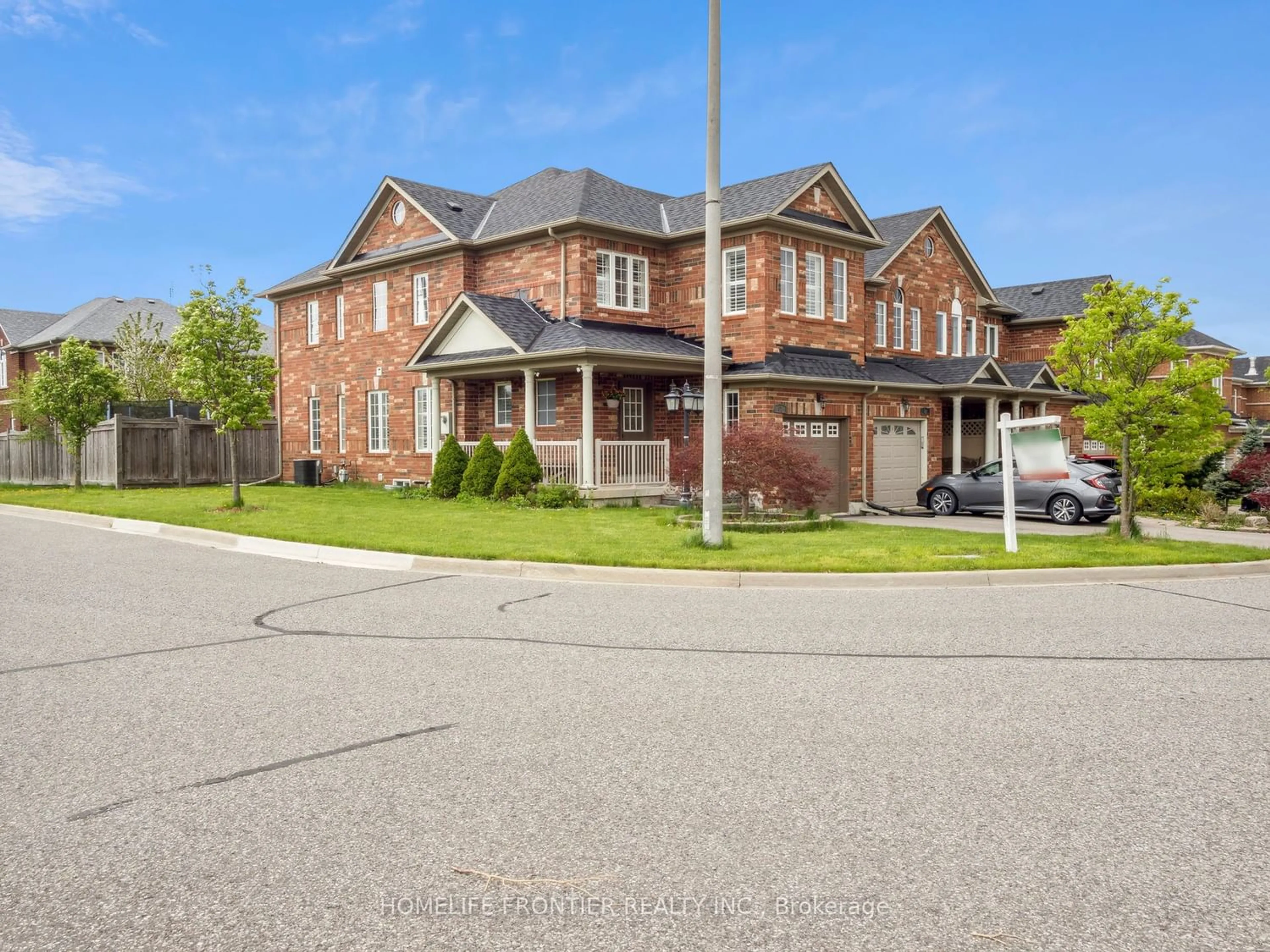 A pic from exterior of the house or condo for 52 Maffey Cres, Richmond Hill Ontario L4S 0A7