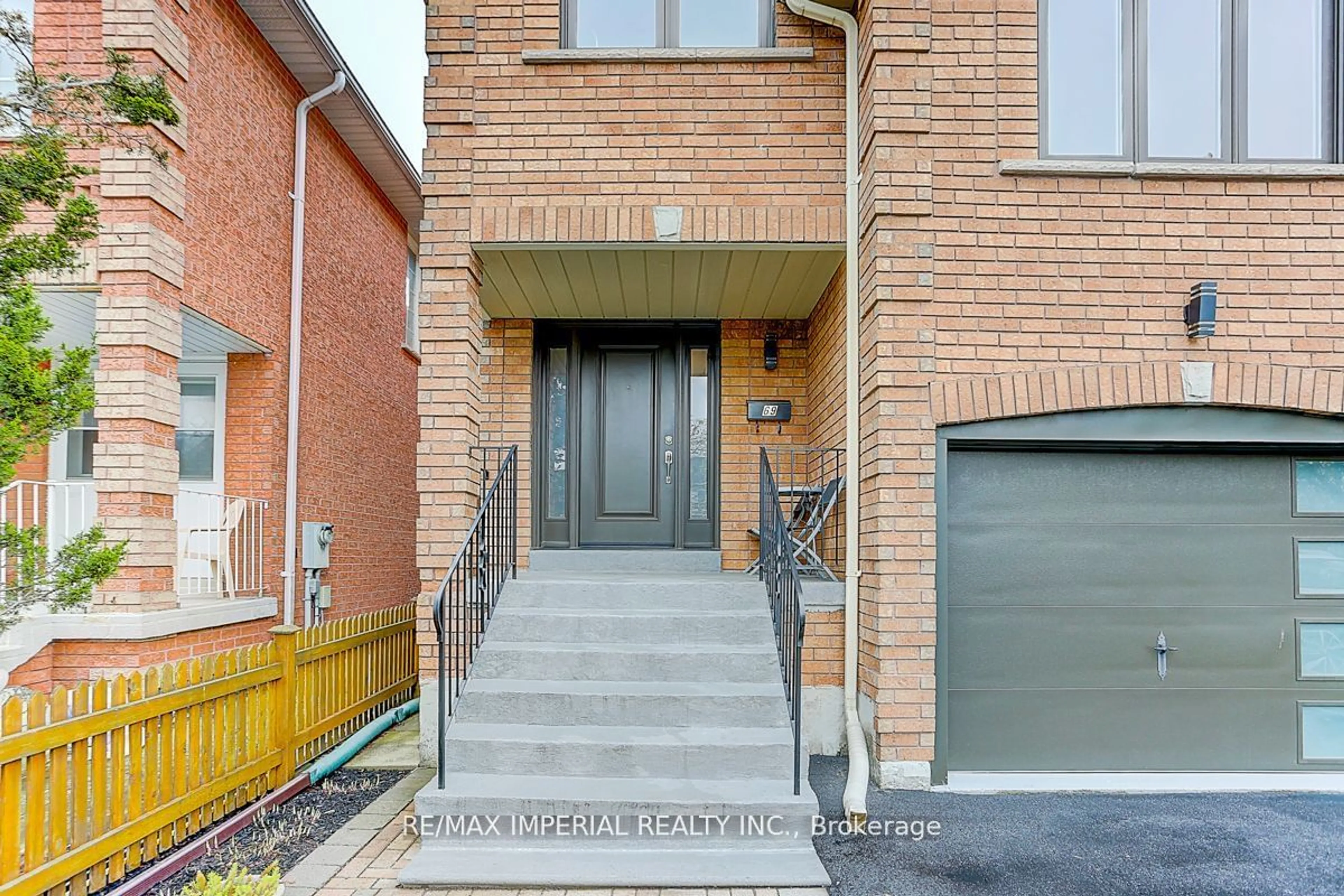 Home with brick exterior material for 69 Stephenson Cres, Richmond Hill Ontario L4C 5T3