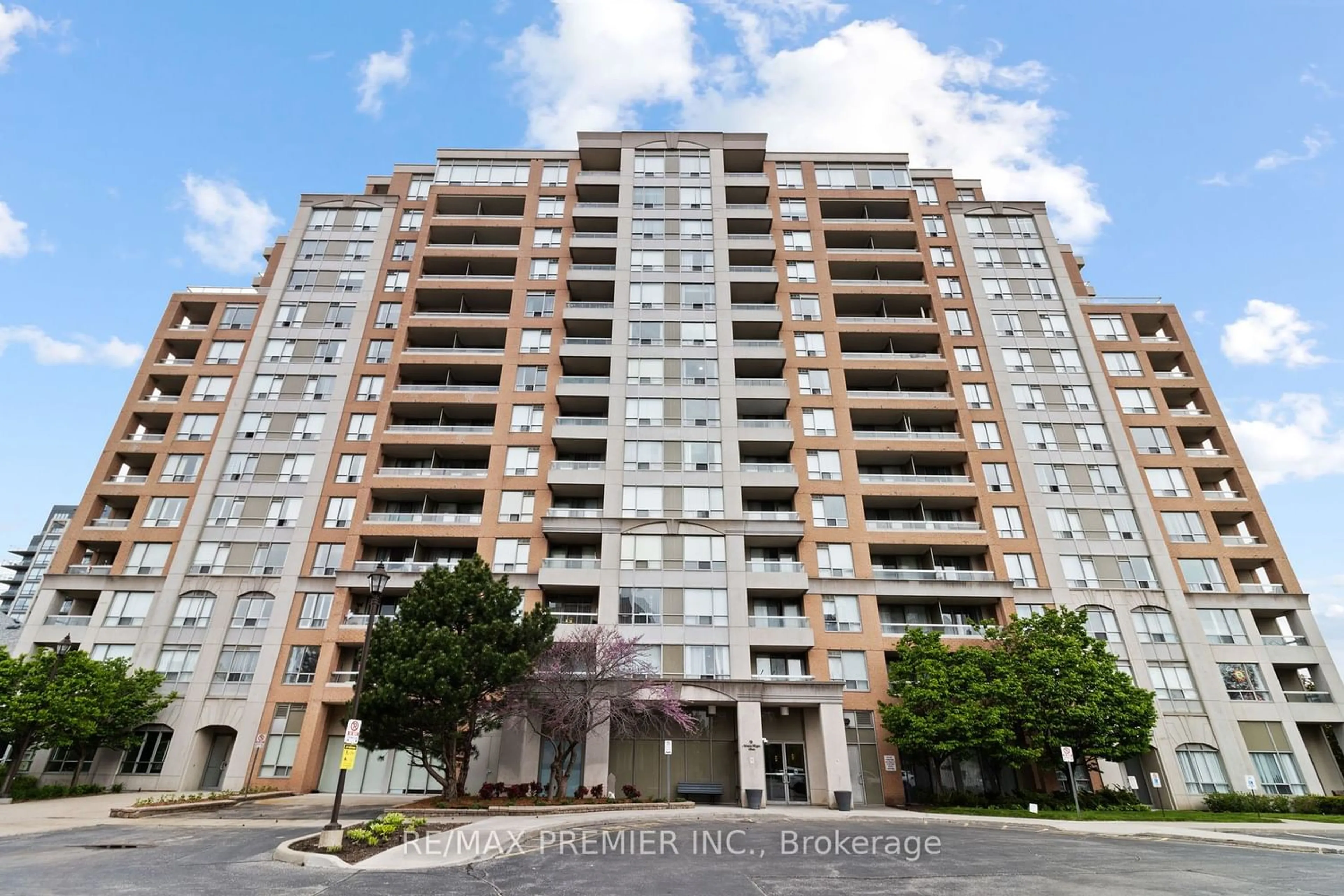A pic from exterior of the house or condo for 9 Northern Heights Dr #816, Richmond Hill Ontario L4B 4M5