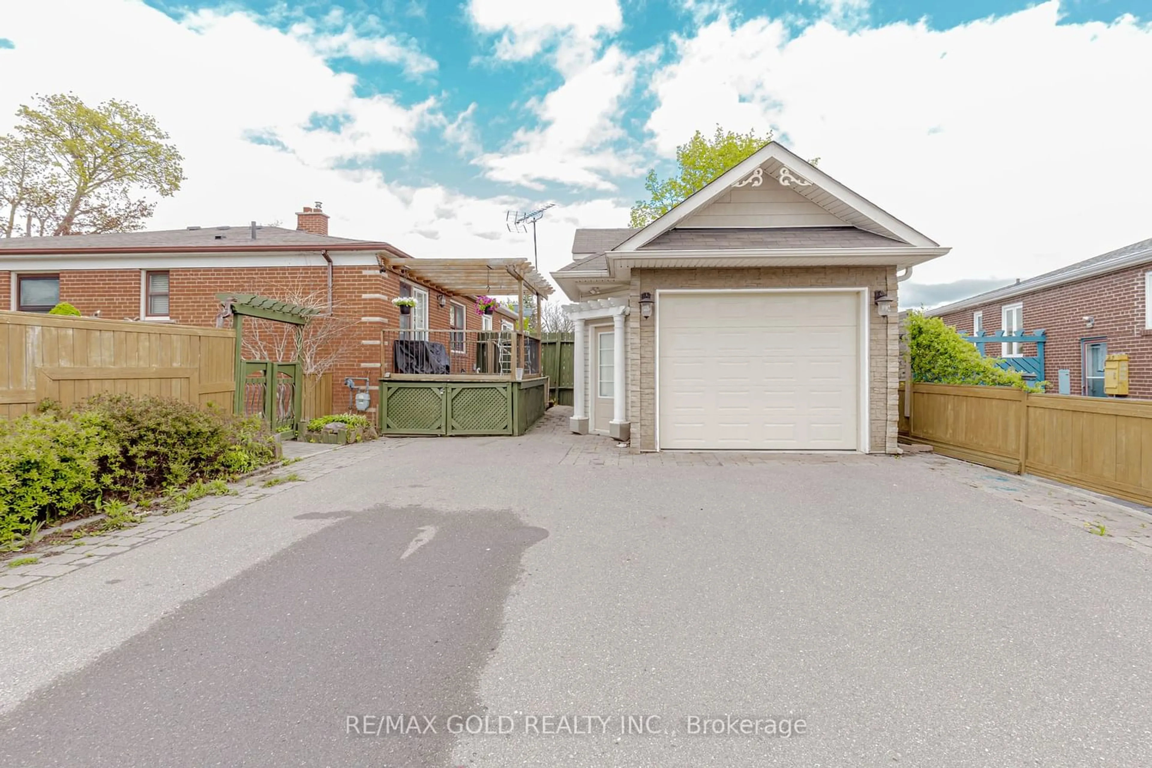 Frontside or backside of a home for 276 Gells Rd, Richmond Hill Ontario L4C 3A4