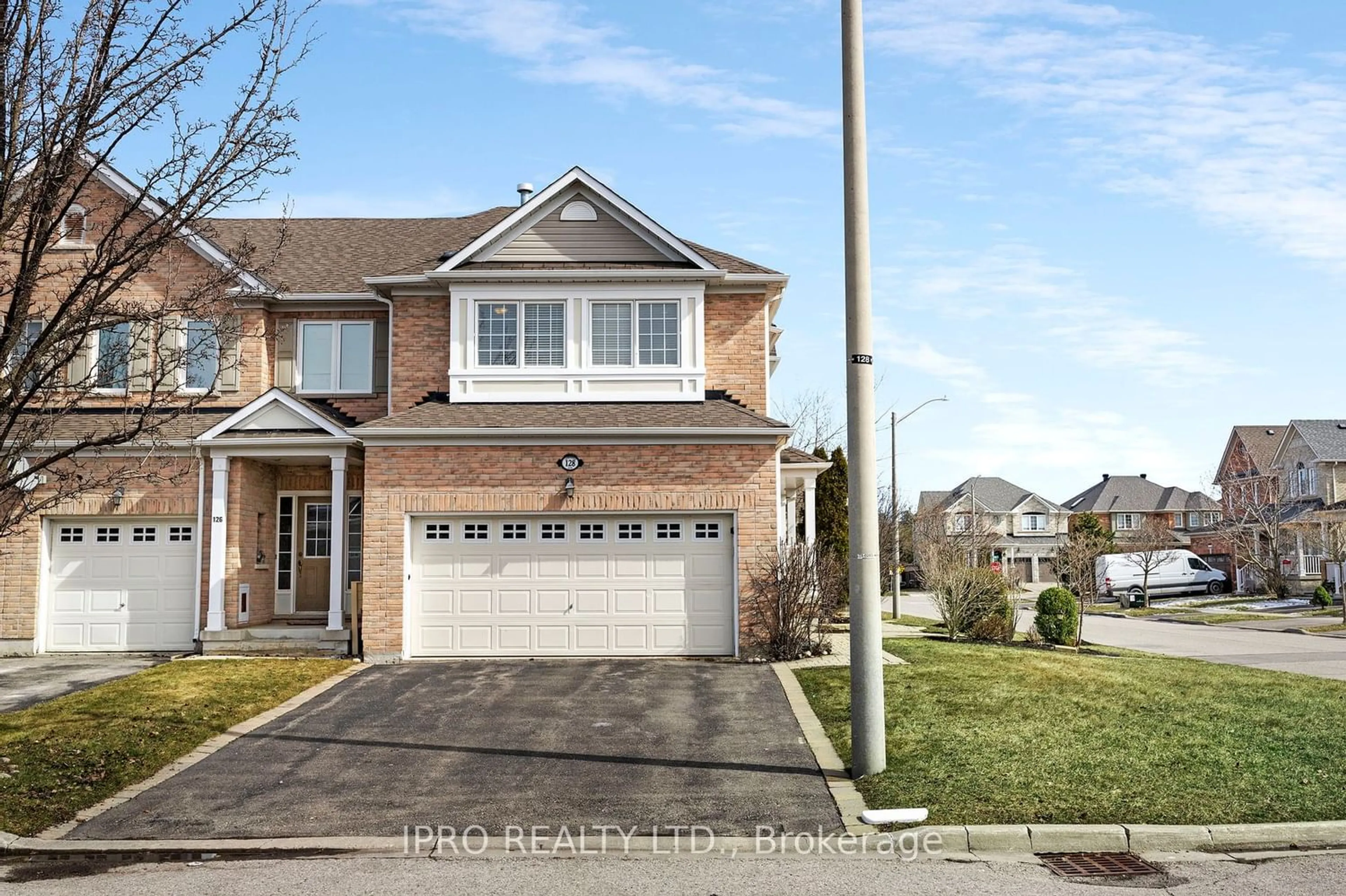 A pic from exterior of the house or condo for 128 Lowther Ave, Richmond Hill Ontario L4E 4P4