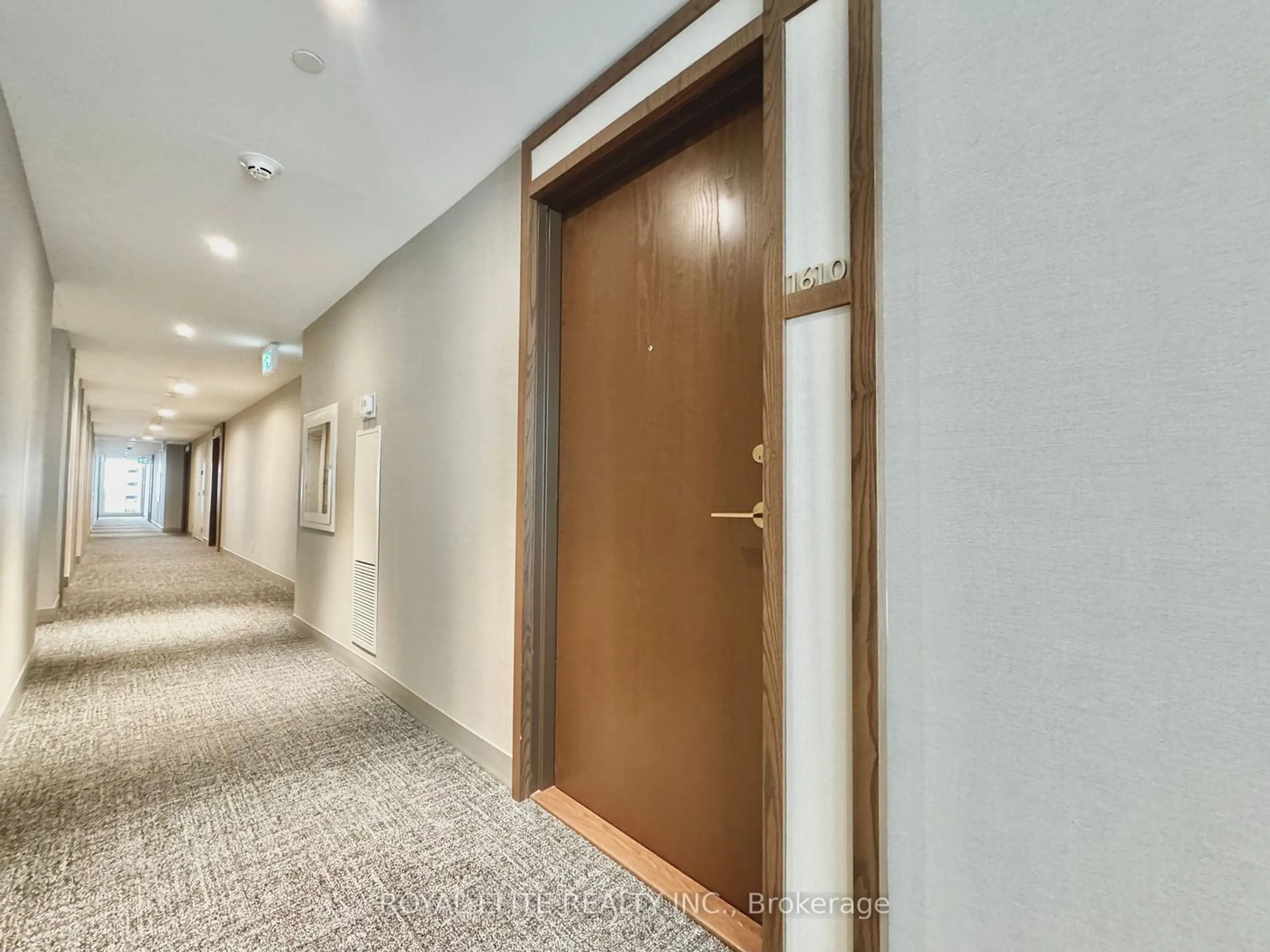 Indoor foyer for 1000 Portage Pkwy #1610, Vaughan Ontario L4K 0L1