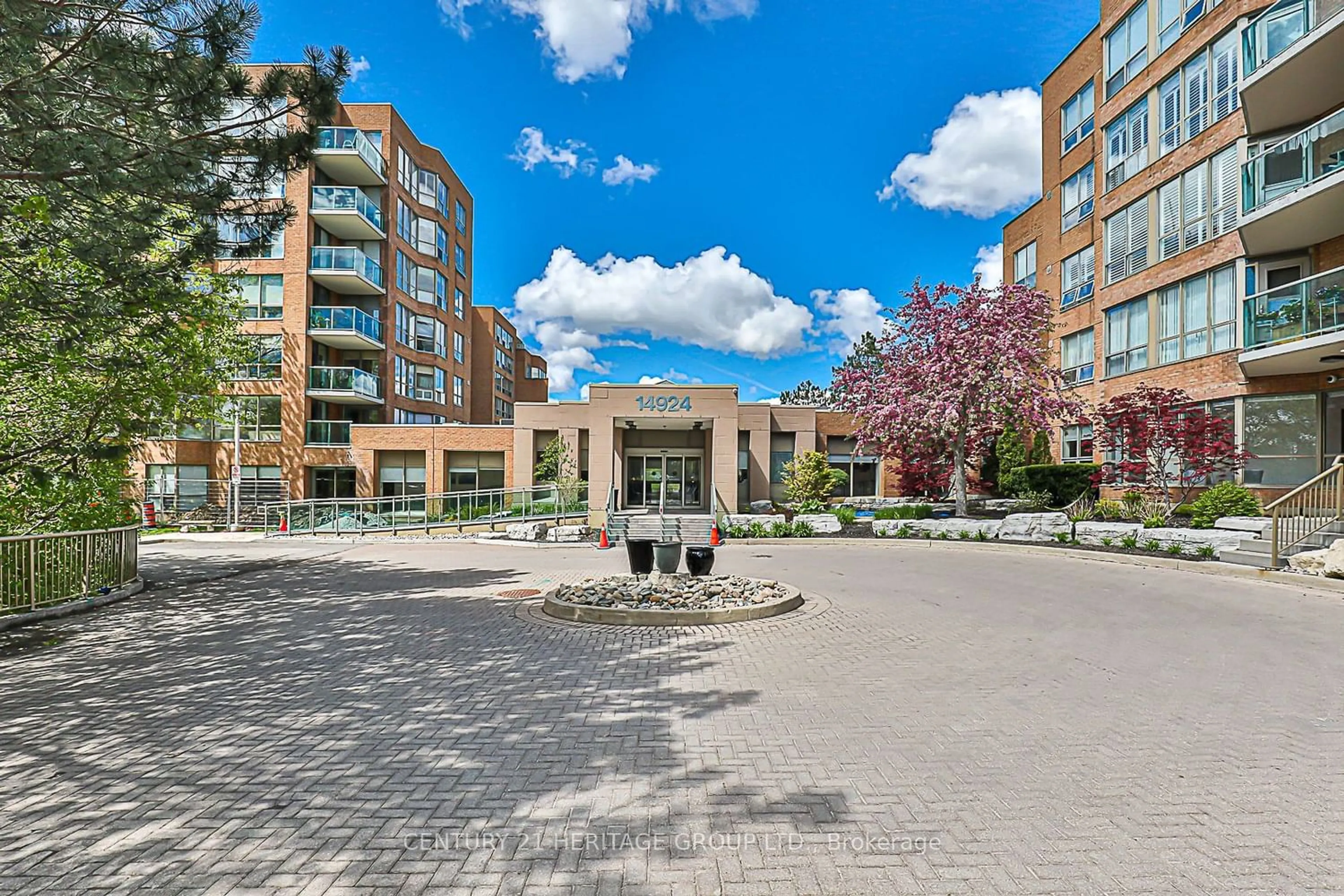 A pic from exterior of the house or condo for 14924 Yonge St #608, Aurora Ontario L4G 6H7