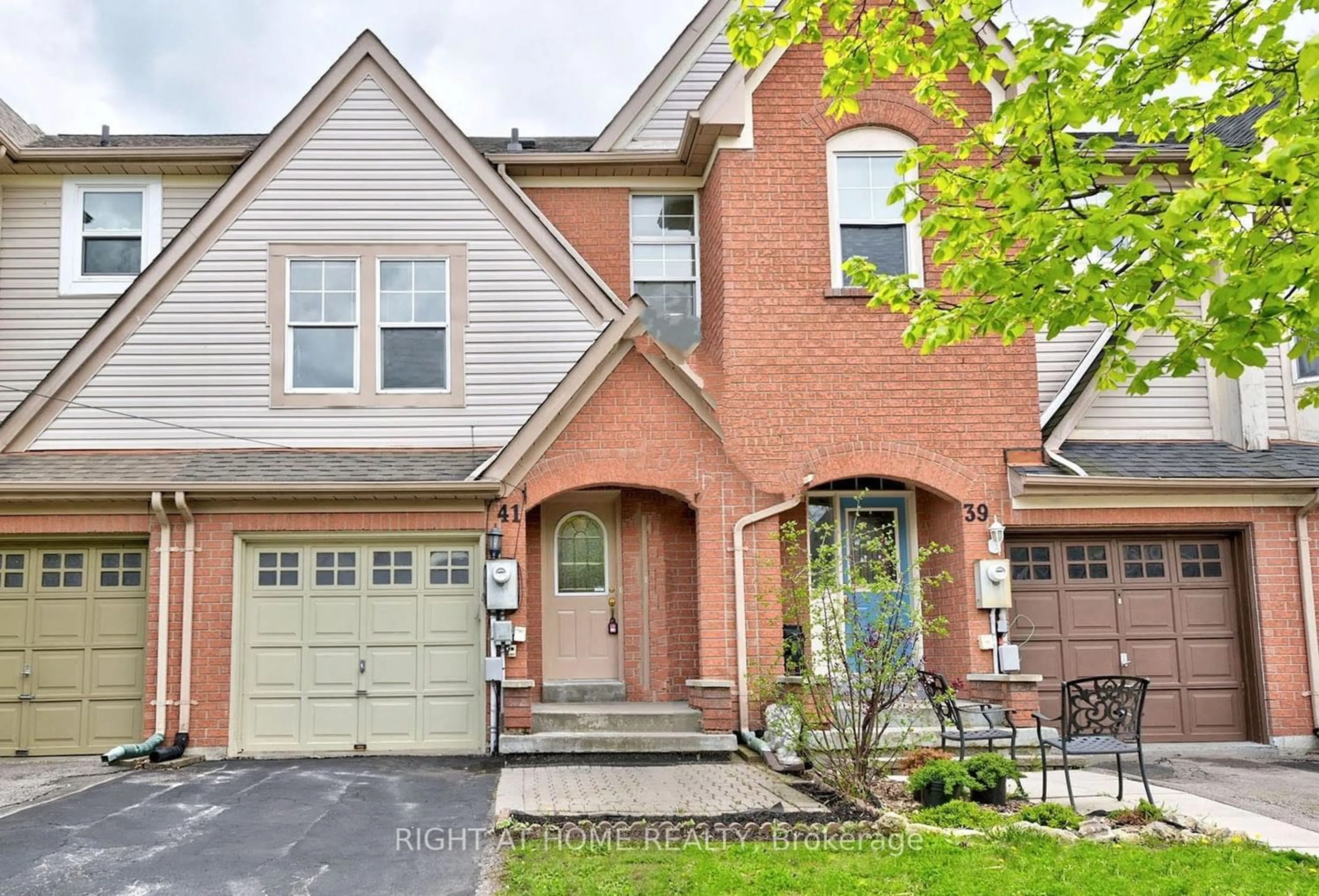 Home with brick exterior material for 41 Evelyn Buck Lane, Aurora Ontario L4G 7J4