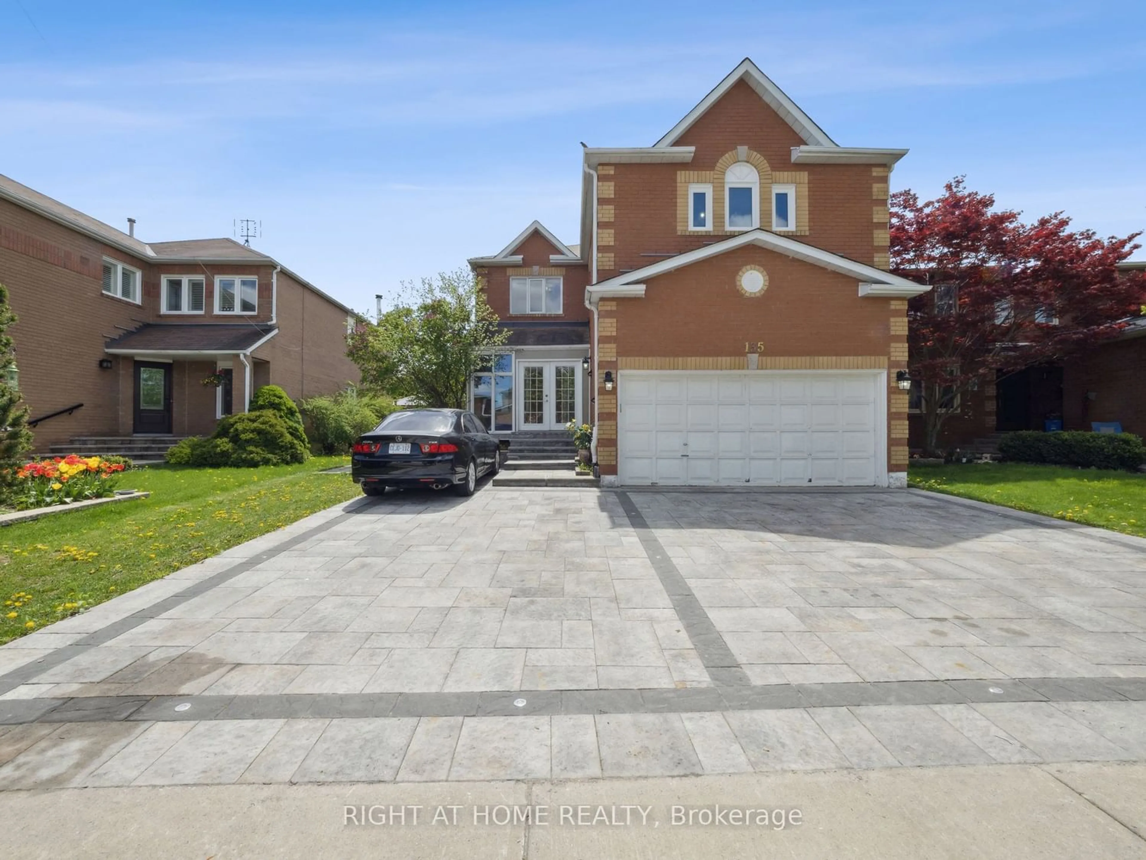 Frontside or backside of a home for 135 Bernard Ave, Richmond Hill Ontario L4C 9Z6