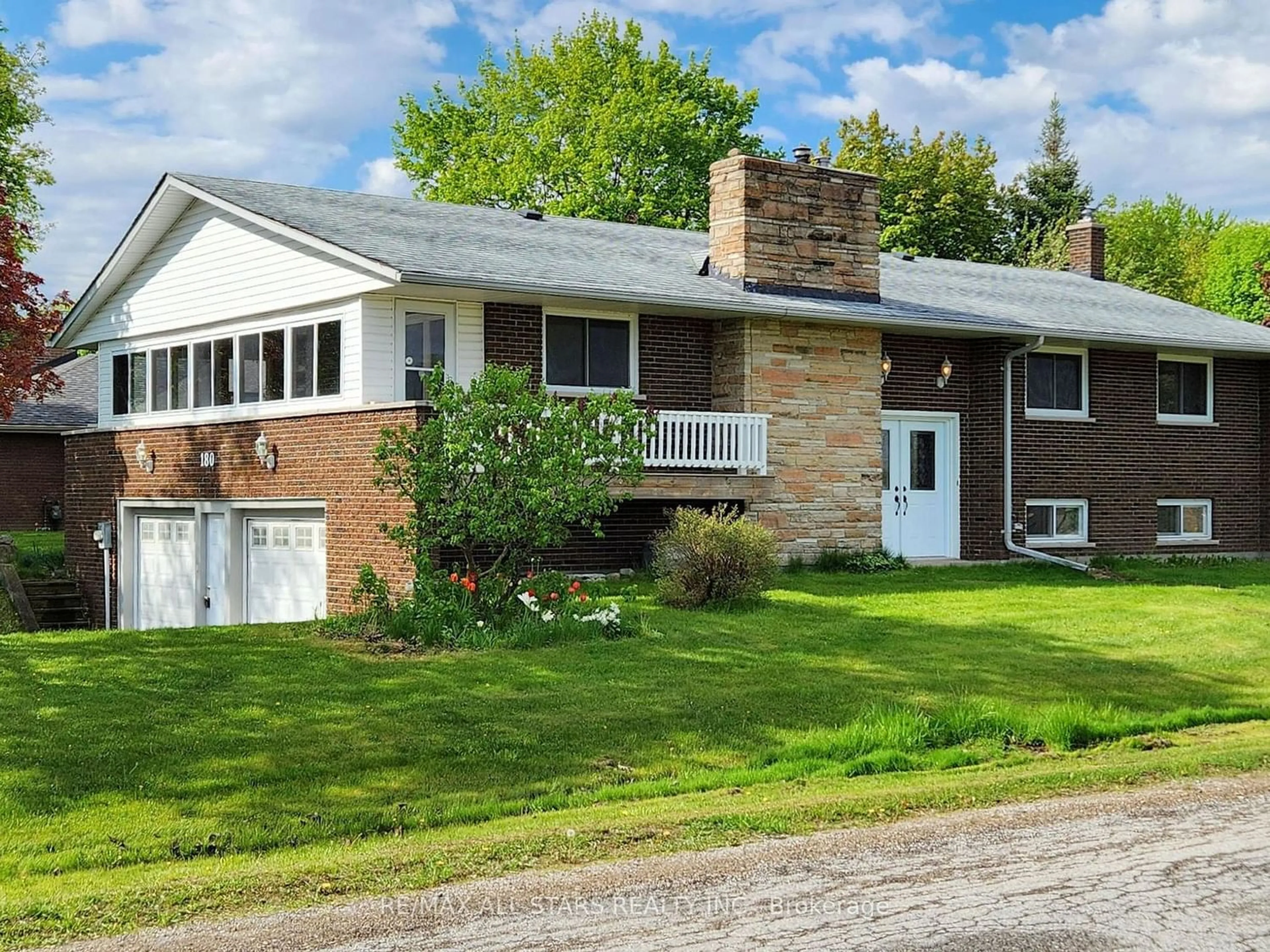 Frontside or backside of a home for 180 The Queensway Rd, Georgina Ontario L4P 3C8