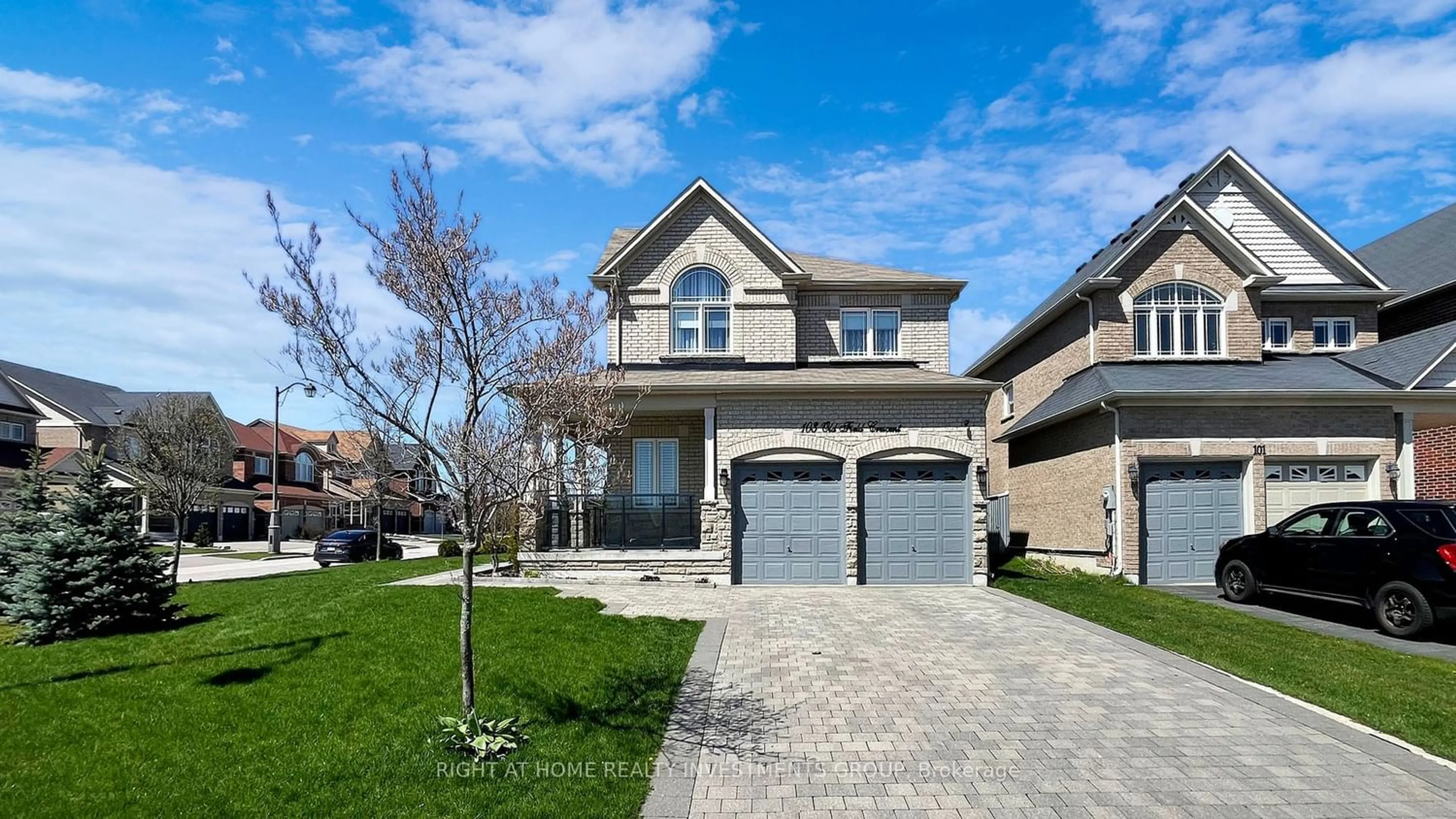 Frontside or backside of a home for 103 Old Field Cres, Newmarket Ontario L9N 0A3