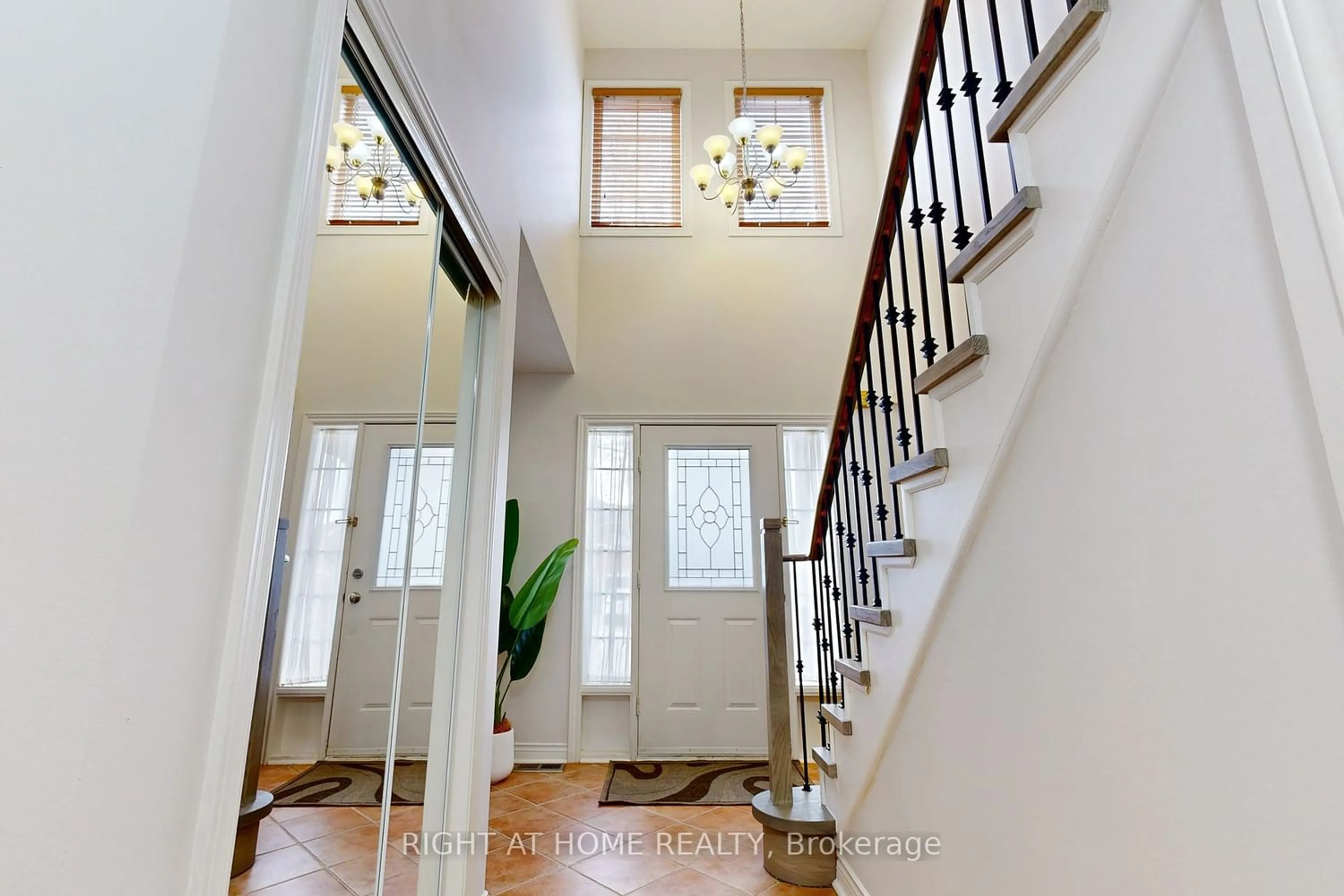 Indoor entryway for 38 Rosanna Cres, Vaughan Ontario L6A 2T3