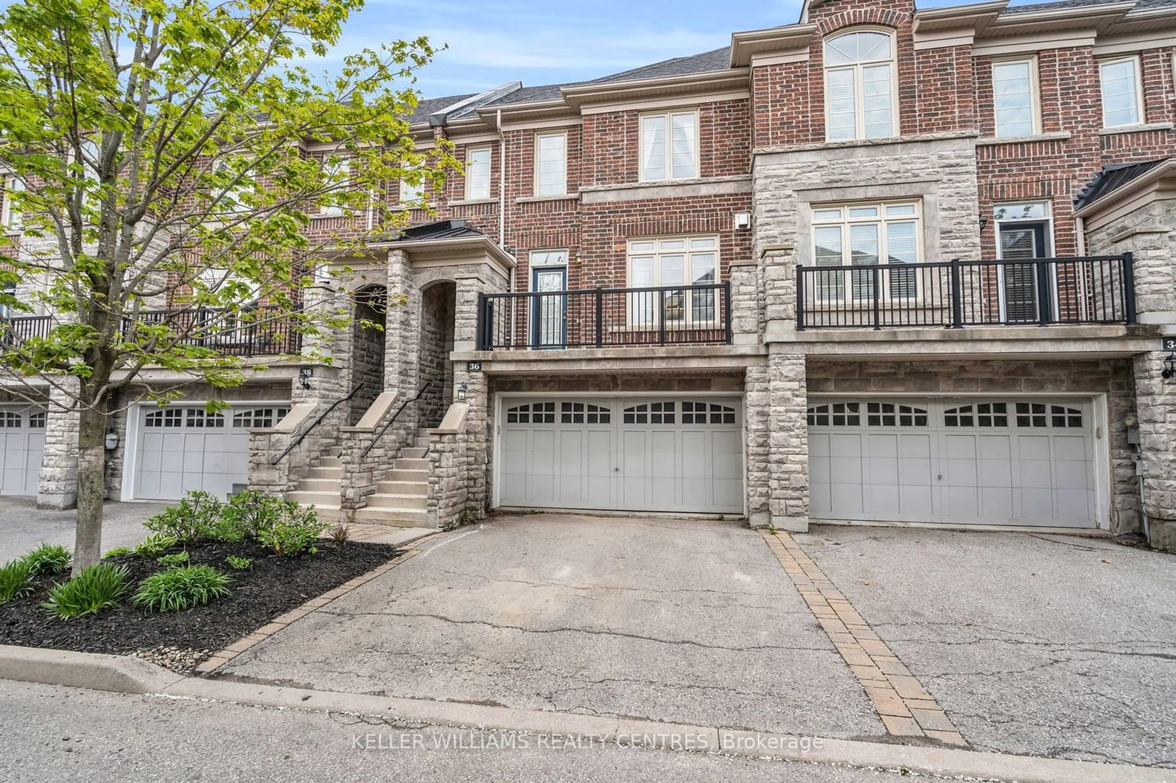 A pic from exterior of the house or condo for 36 Chapman Crt, Aurora Ontario L4G 7N7