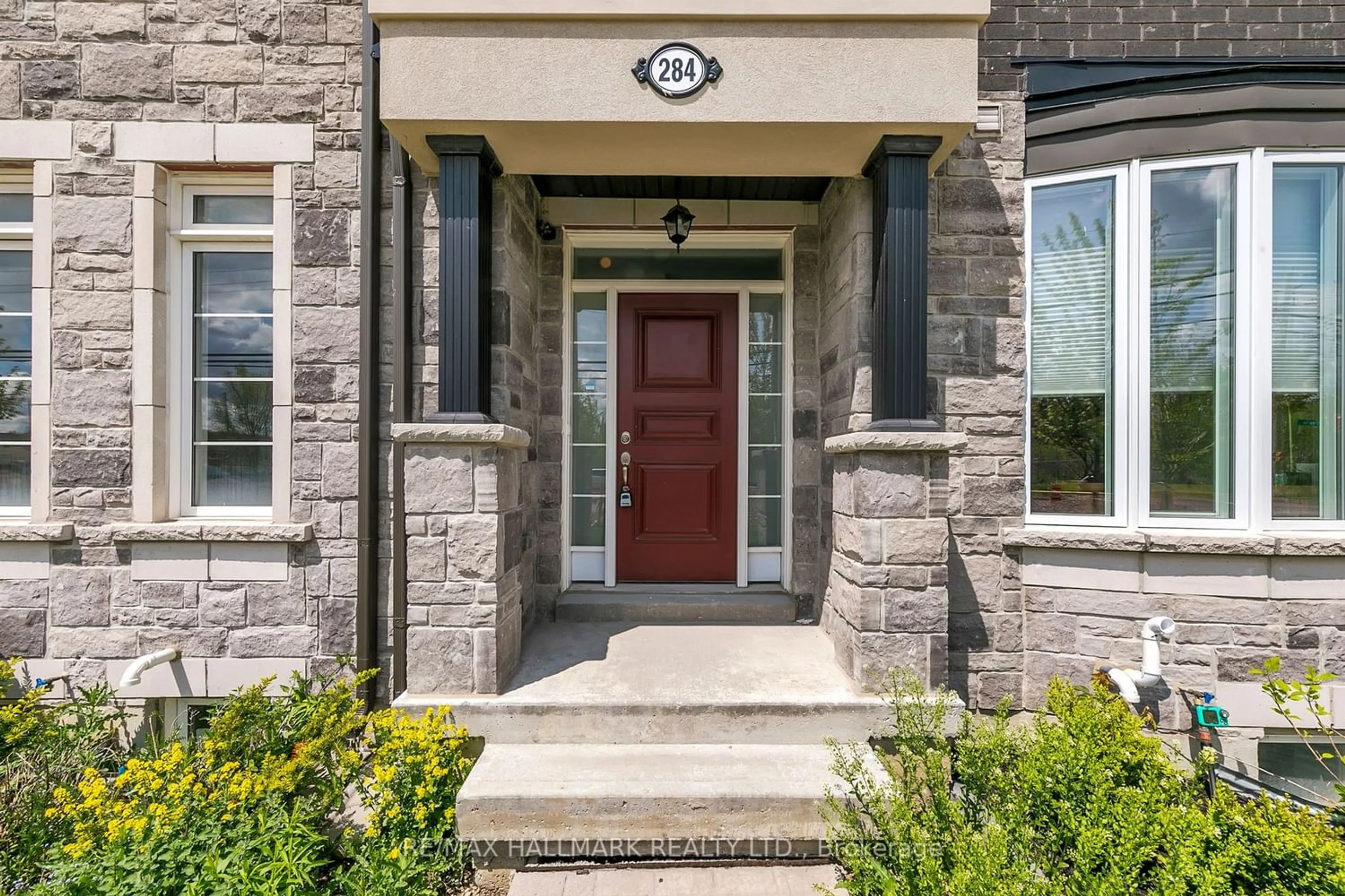 Indoor entryway for 284 King Rd, Richmond Hill Ontario L4E 1H3