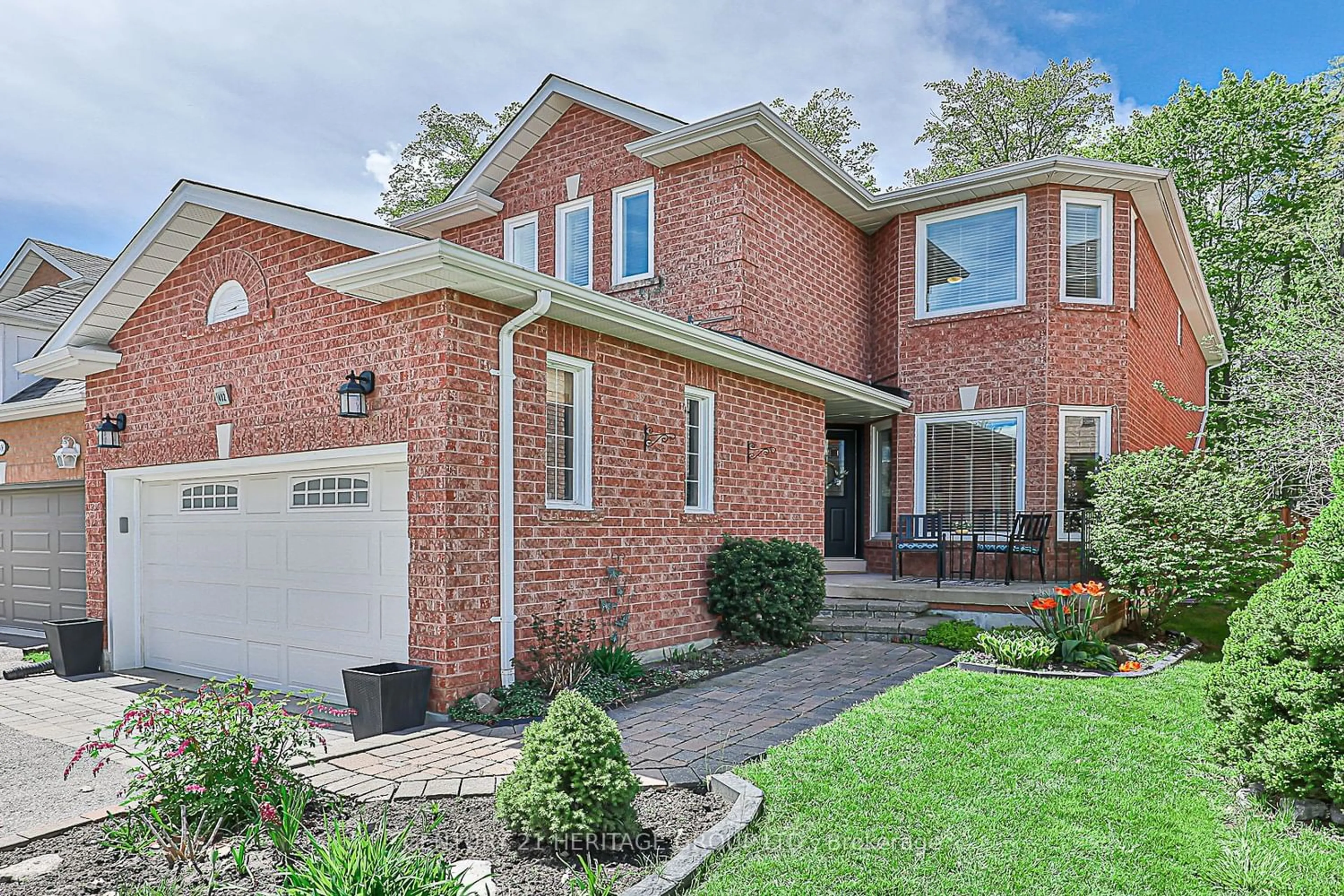 Home with brick exterior material for 402 Carruthers Ave, Newmarket Ontario L3X 2C1