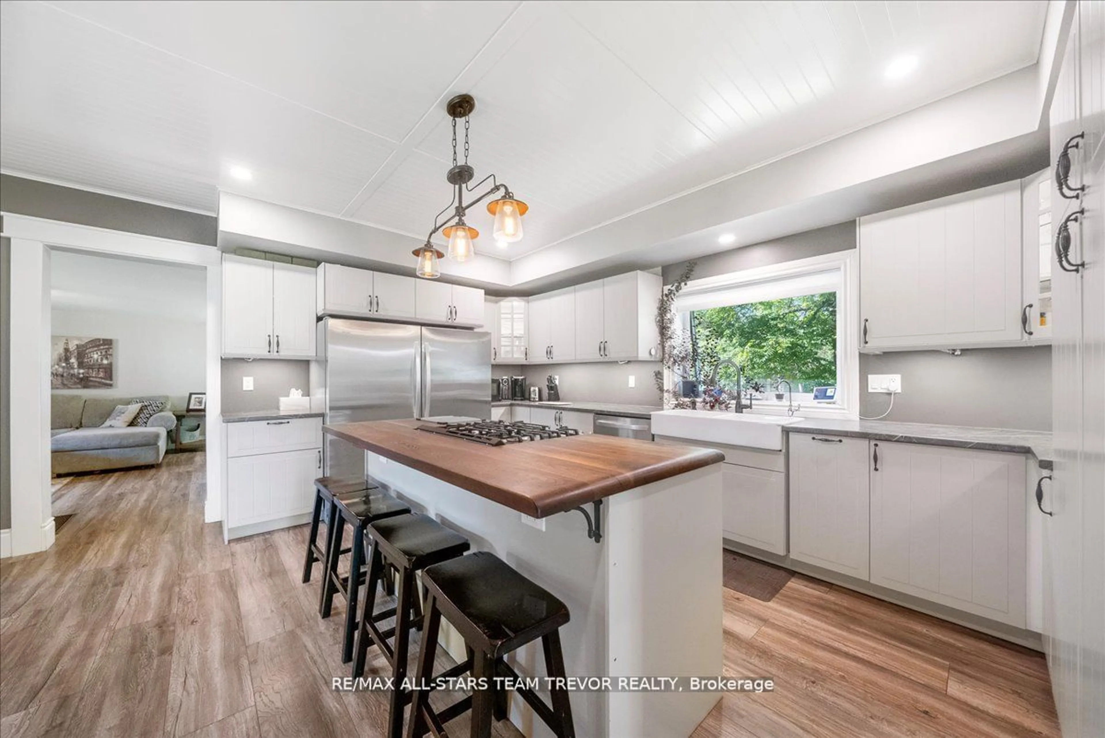 Contemporary kitchen for 9922 Old Homestead Rd, Georgina Ontario L0E 1N0