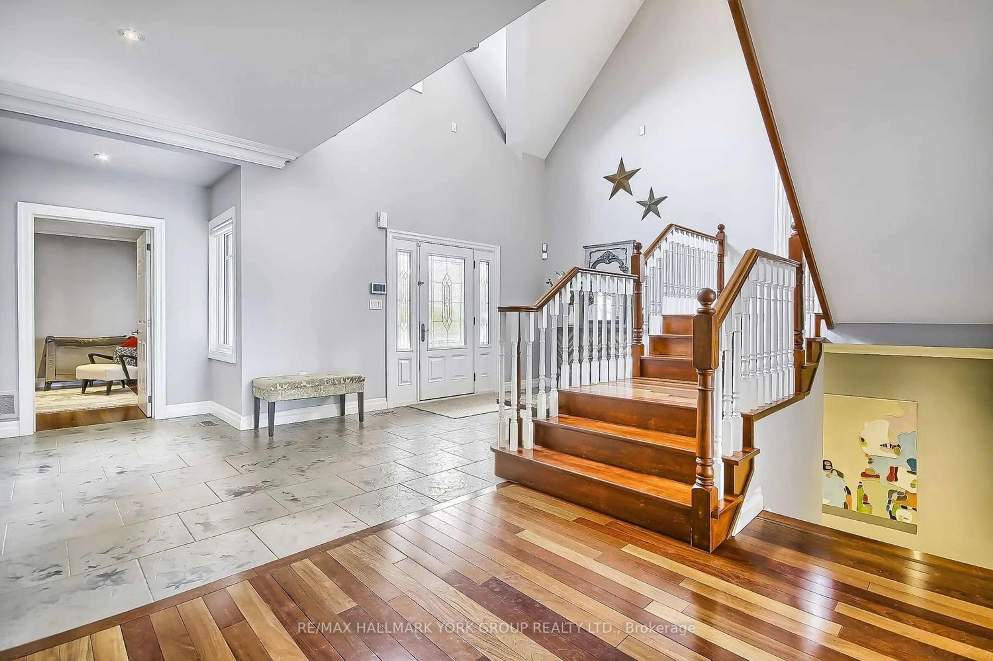 Indoor foyer for 777 Lakelands Ave, Innisfil Ontario L9S 4E5