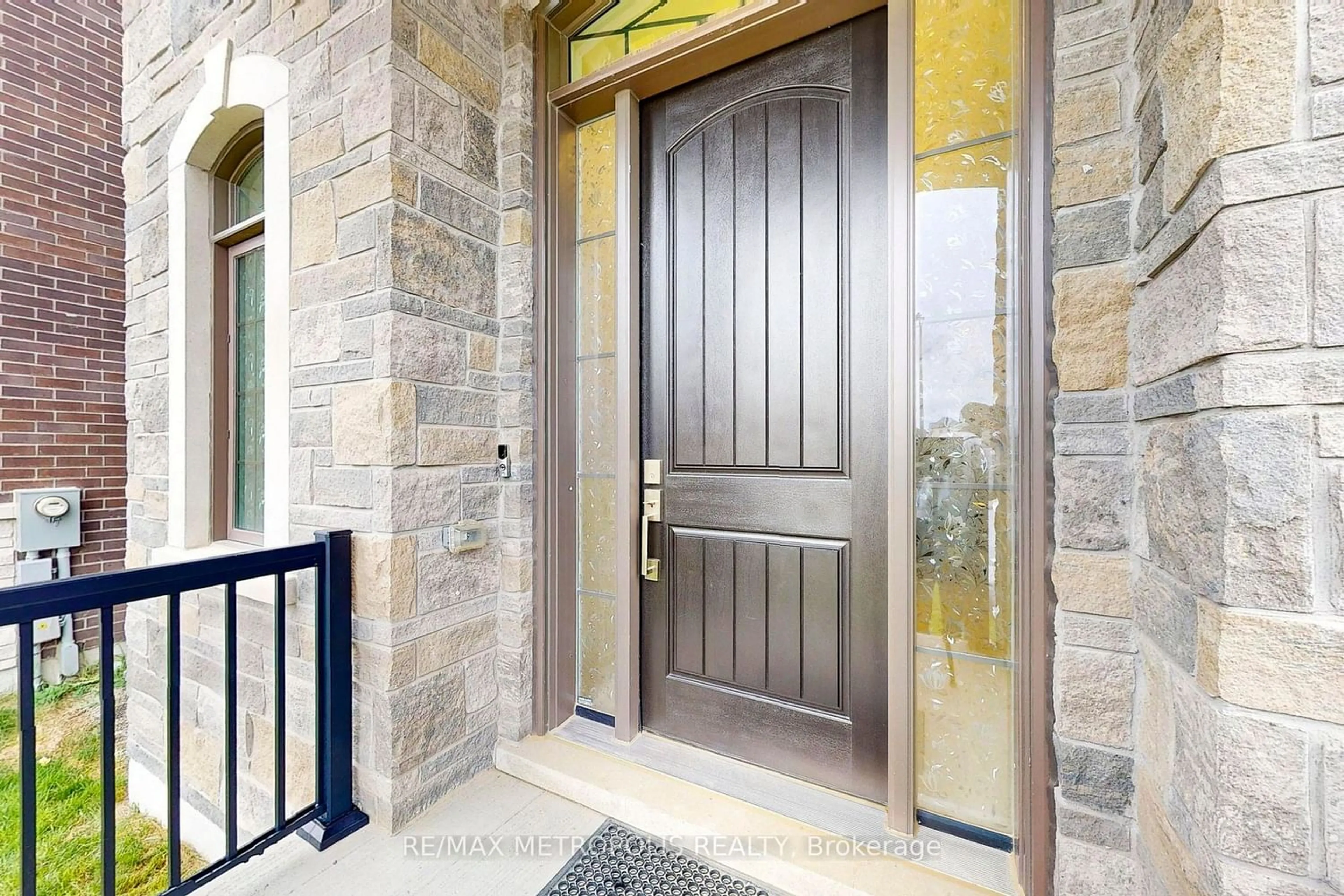 Indoor entryway for 100 Ballantyne Blvd, Vaughan Ontario L3L 0E8