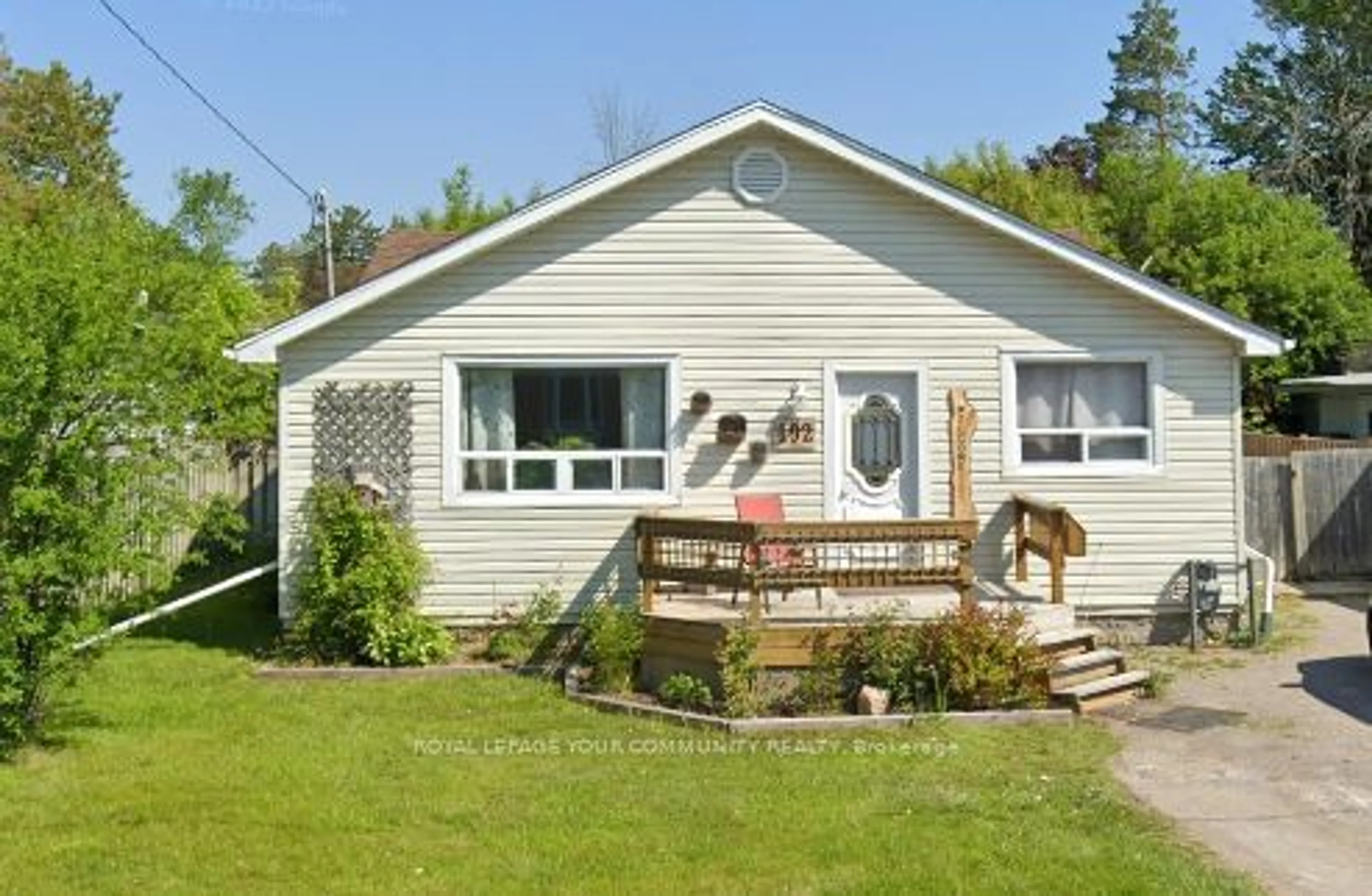 Cottage for 192 Cedar St, Georgina Ontario L4P 2J5