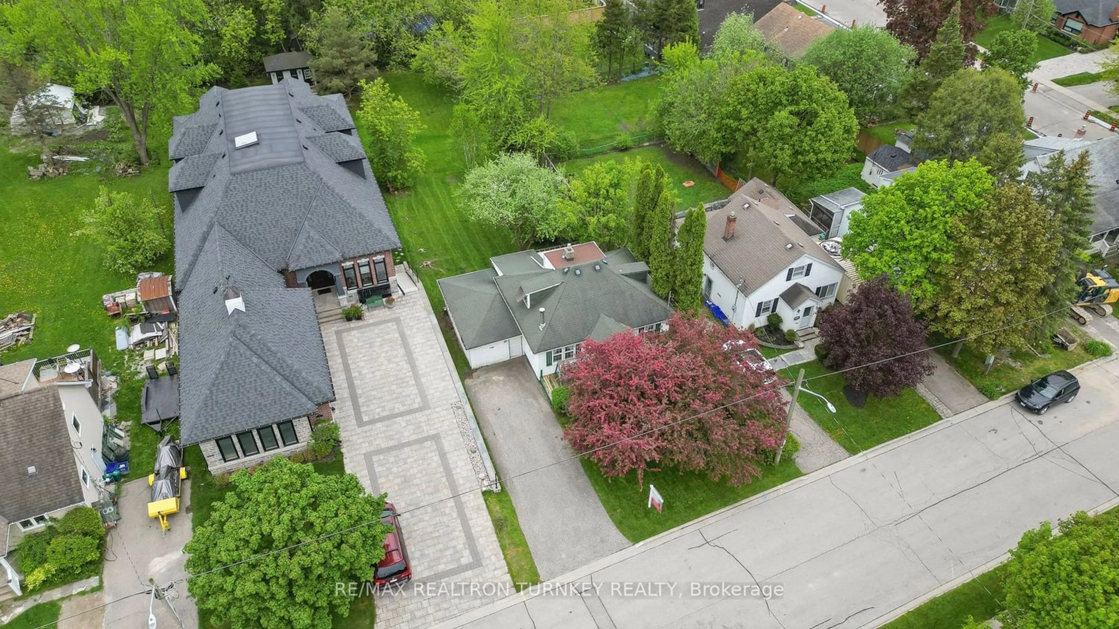 Frontside or backside of a home for 69 Kennedy St, Aurora Ontario L4G 1C3