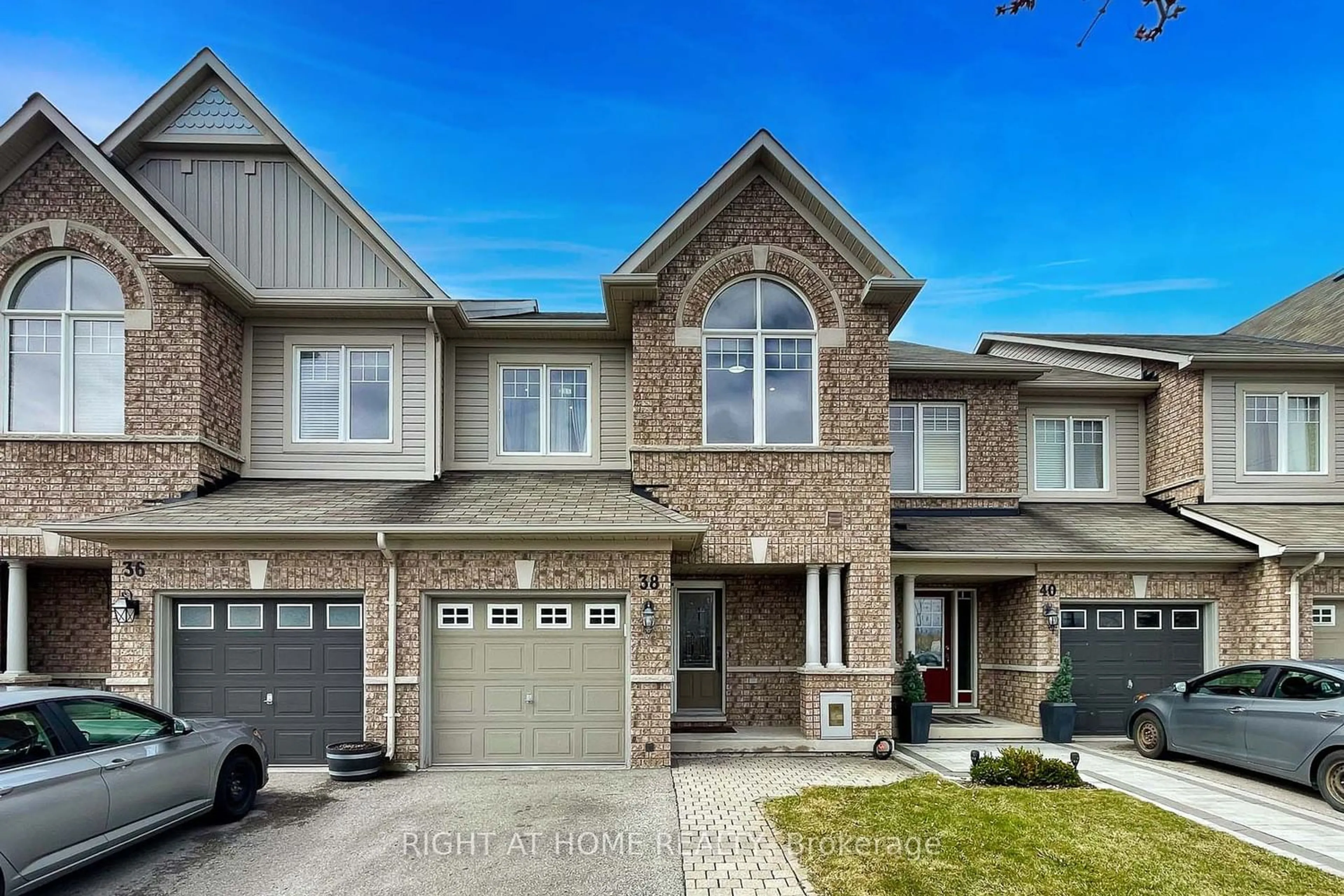 A pic from exterior of the house or condo for 38 Courtland Cres, Newmarket Ontario L9N 0A9