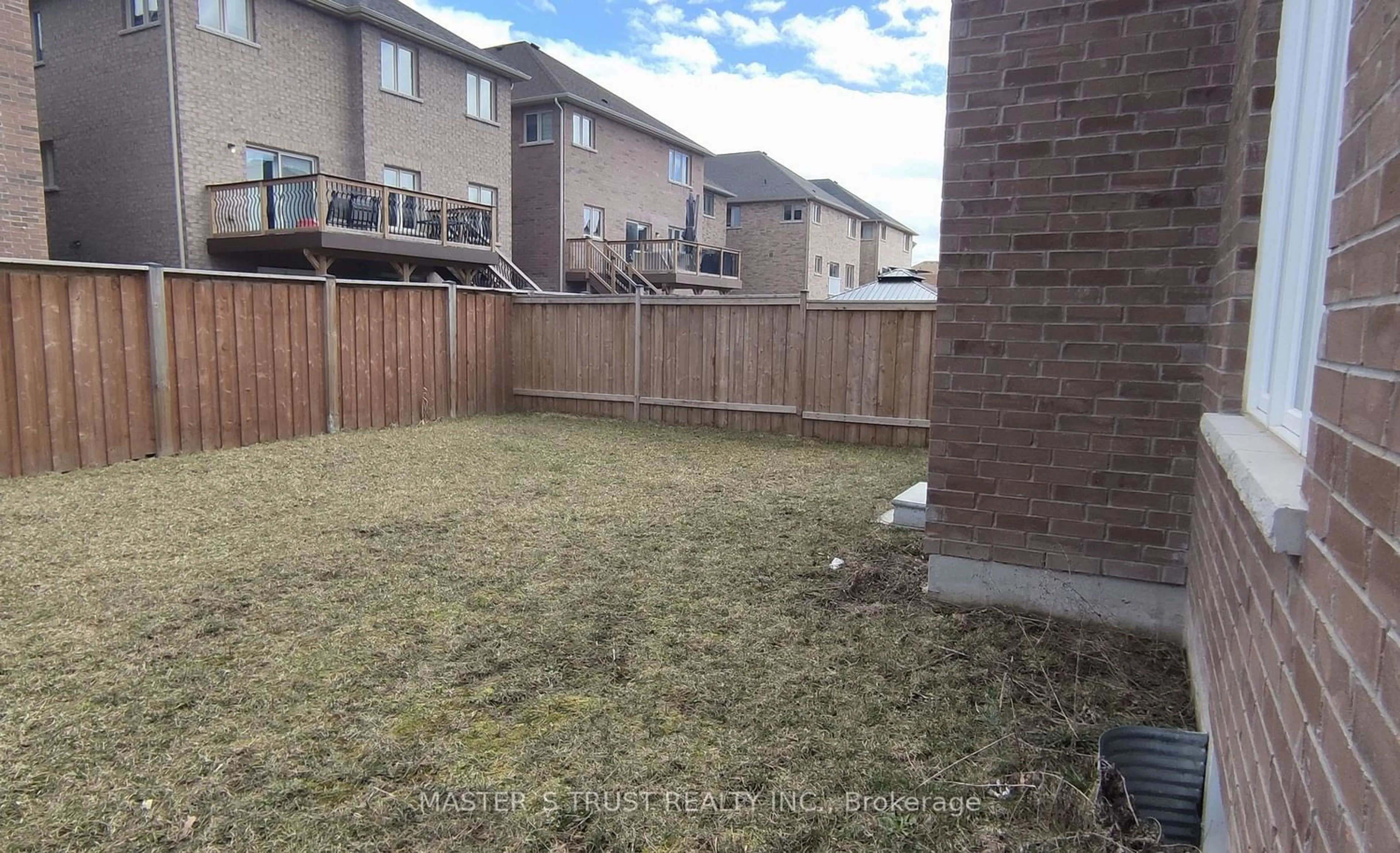 Fenced yard for 88 Sutherland Ave, Bradford West Gwillimbury Ontario L3Z 4H4