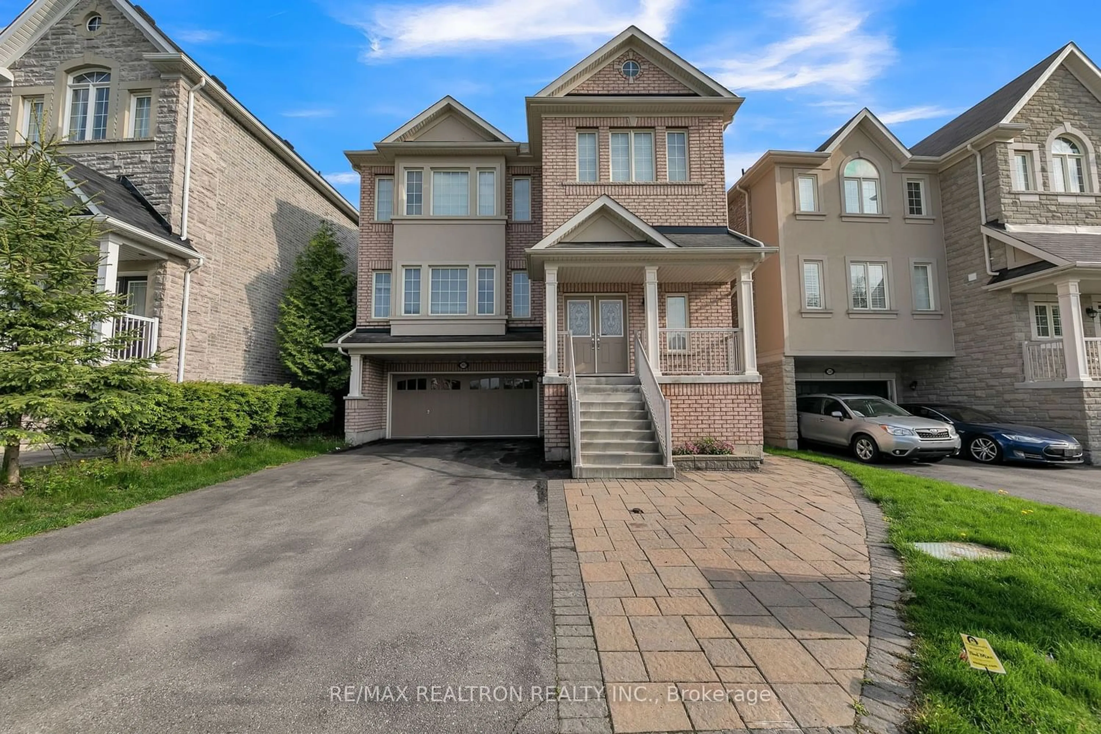 Frontside or backside of a home for 202 Woodspring Ave, Newmarket Ontario L3X 3J4
