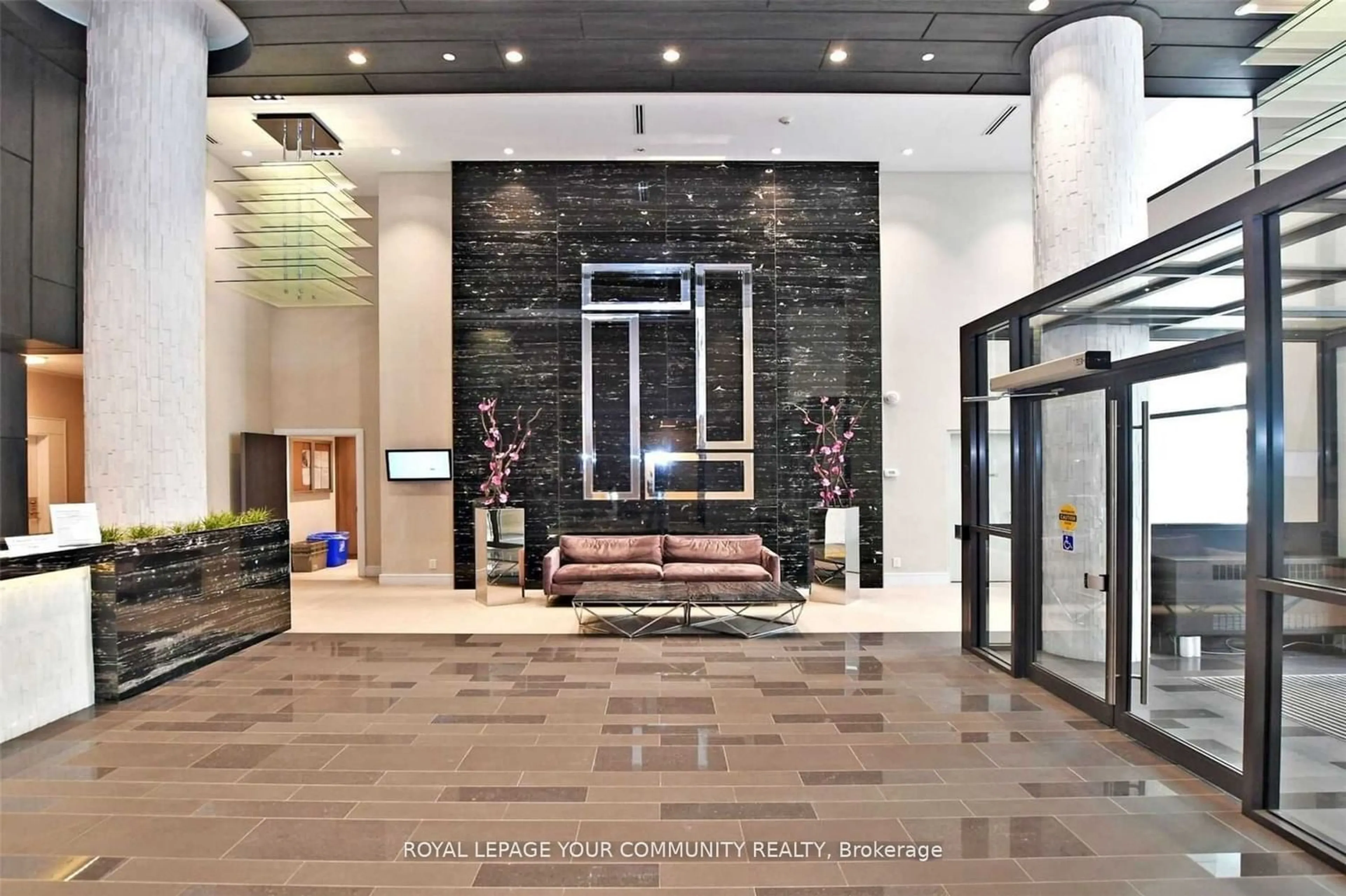 Indoor lobby for 9201 Yonge St #Nw2004, Richmond Hill Ontario L4C 1H9
