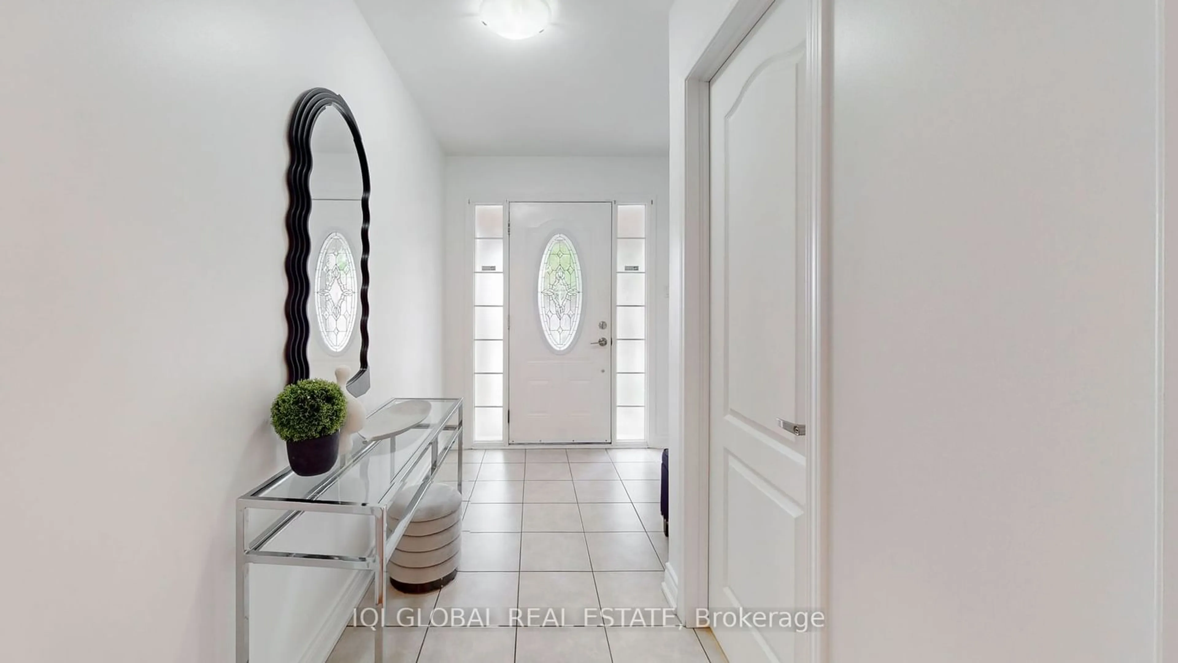 Indoor entryway for 77 Williamson Family Hllw, Newmarket Ontario L3X 3K2