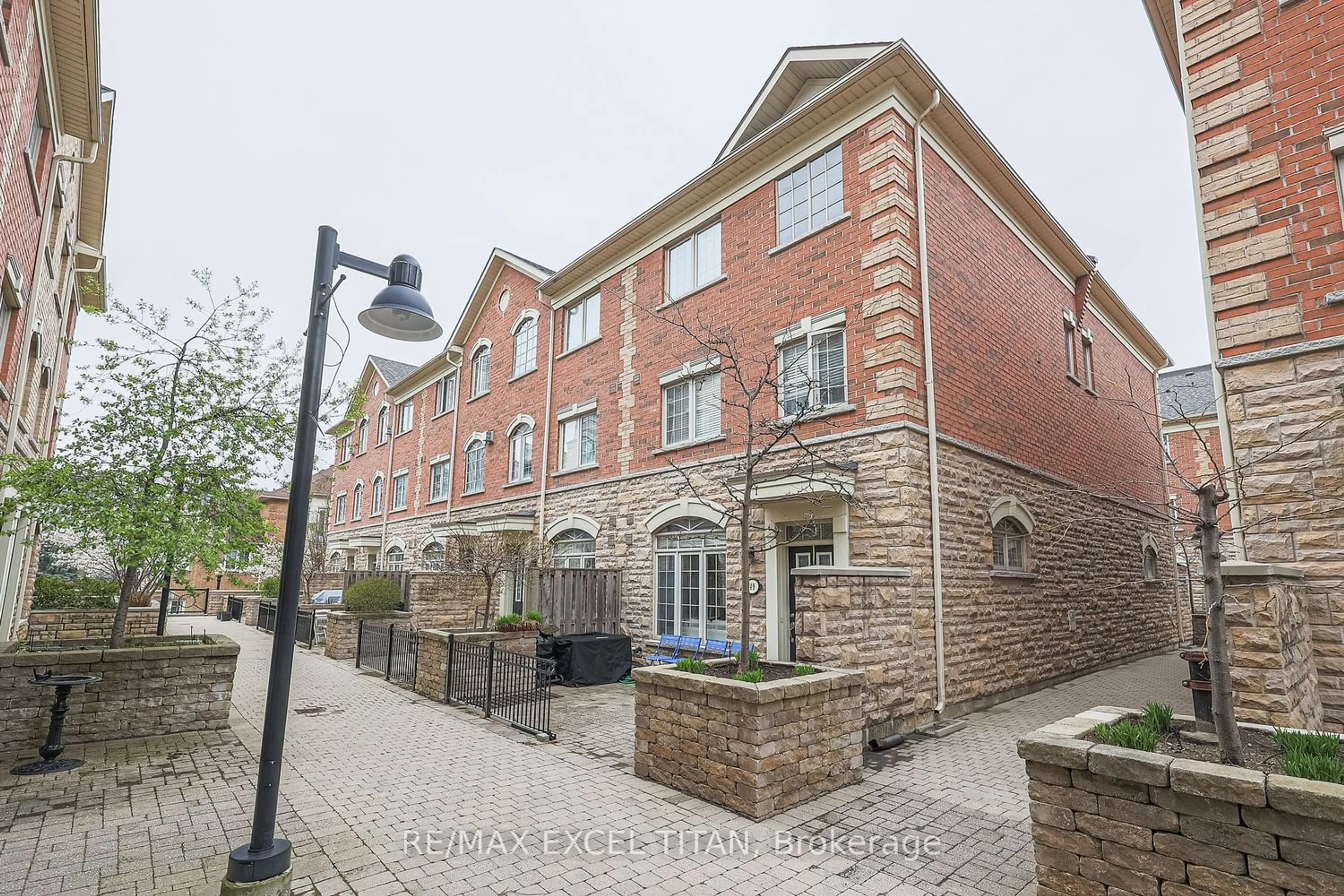 A pic from exterior of the house or condo for 8 Brighton Pl #51, Vaughan Ontario L4J 0E3