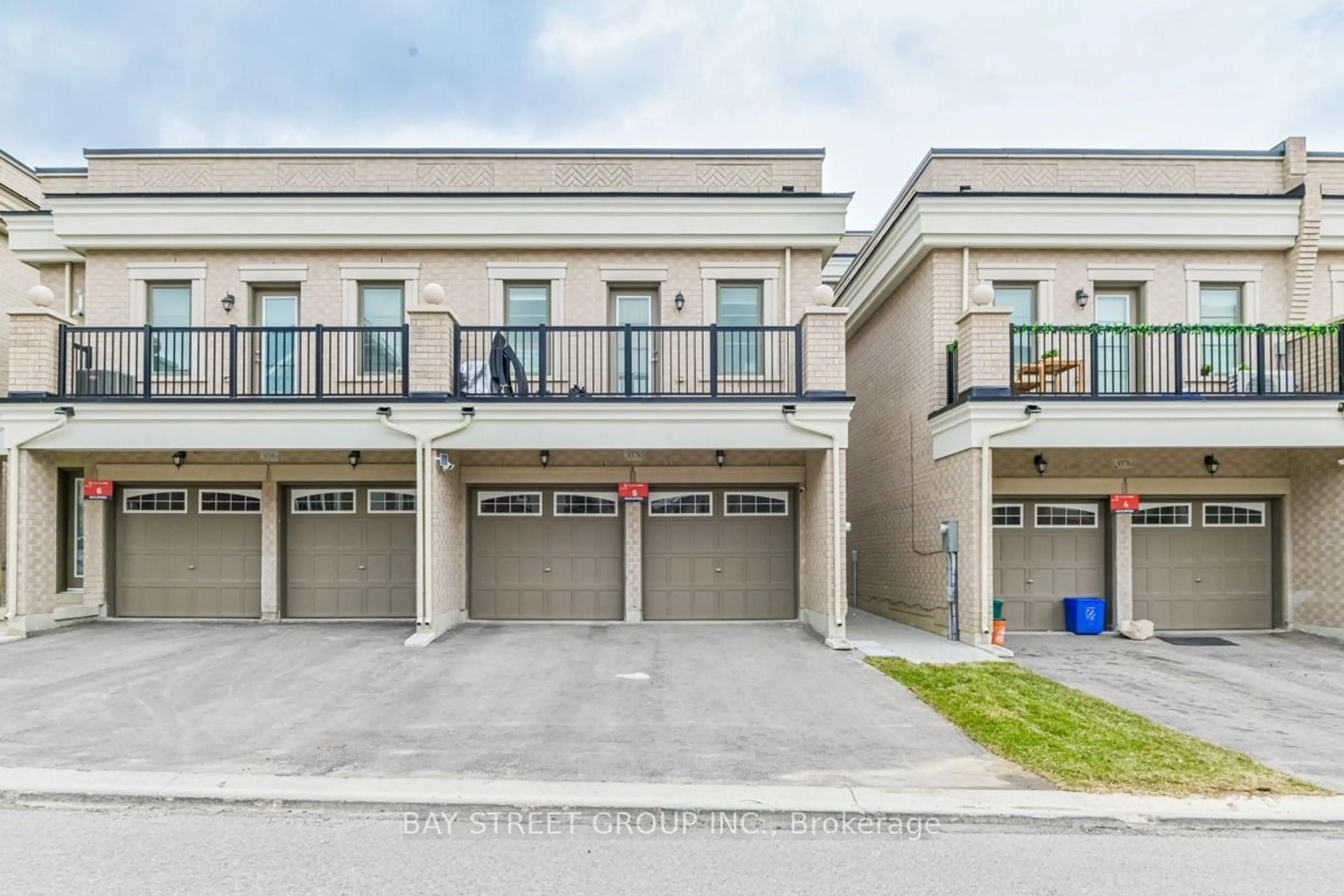 A pic from exterior of the house or condo for 9378 Bayview Ave, Richmond Hill Ontario L4C 4Z2