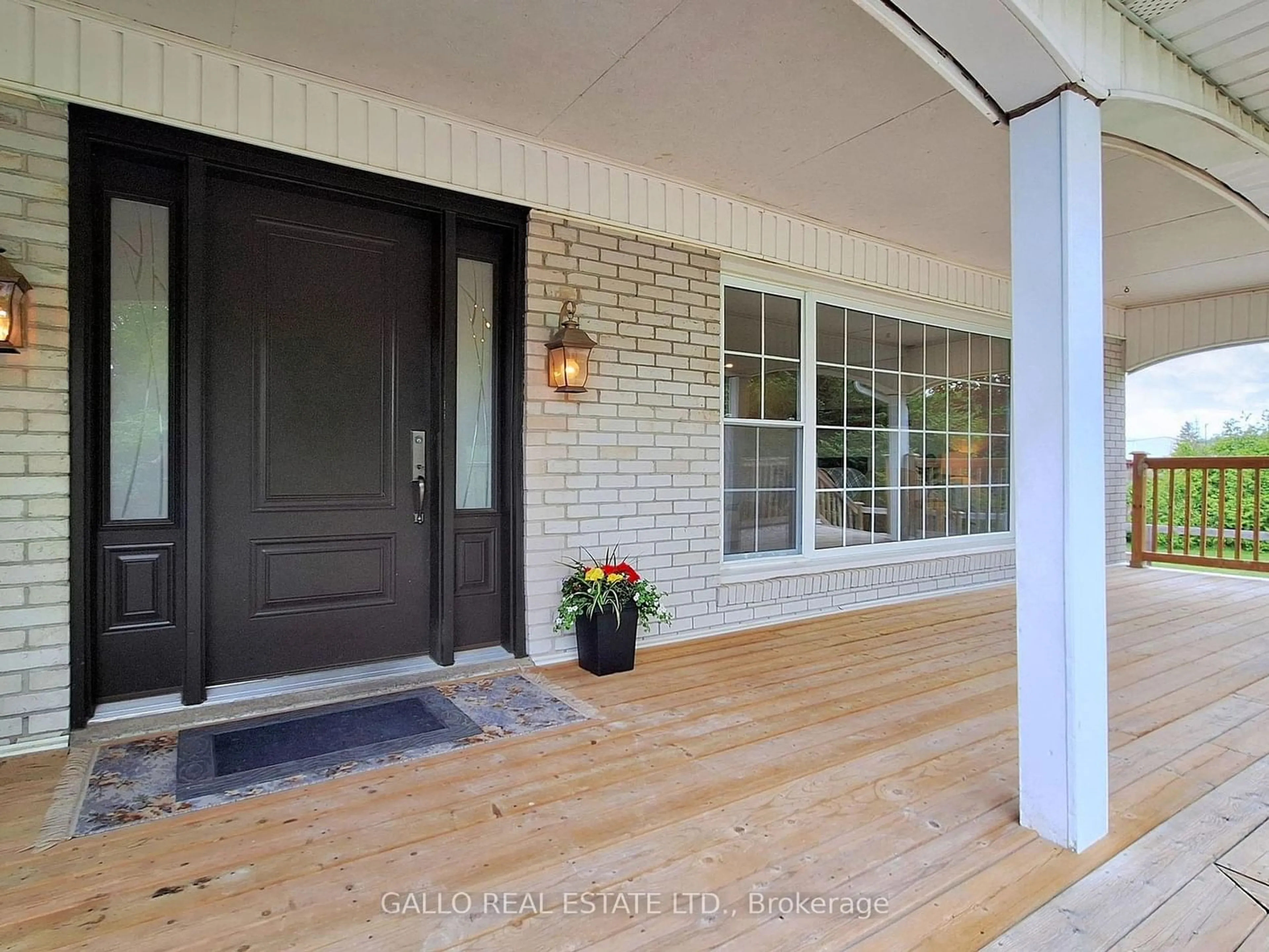 Indoor entryway for 19622 Centre St, East Gwillimbury Ontario L0G 1M0