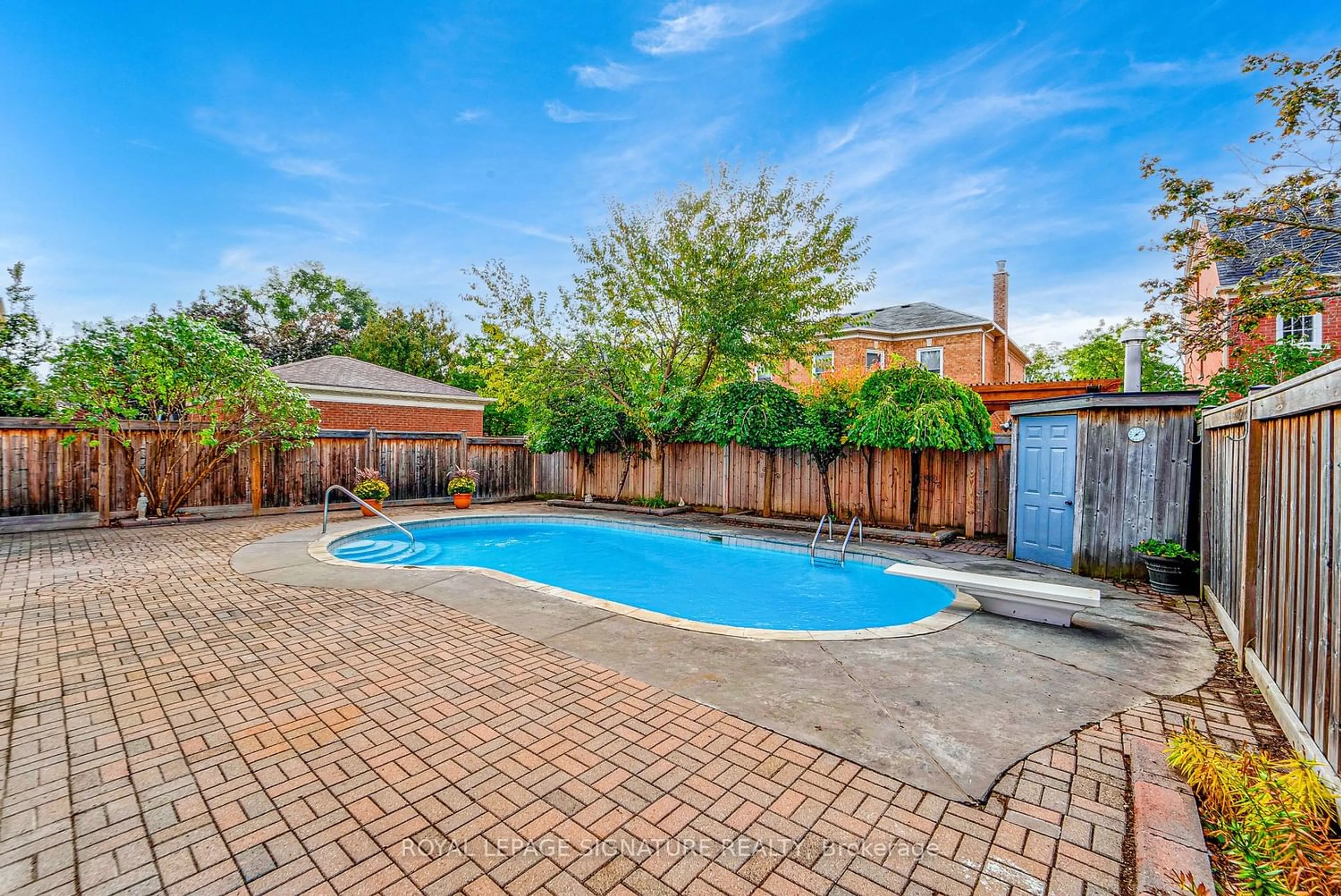 Indoor or outdoor pool for 4 Kittredge Crt, Richmond Hill Ontario L4C 7X3