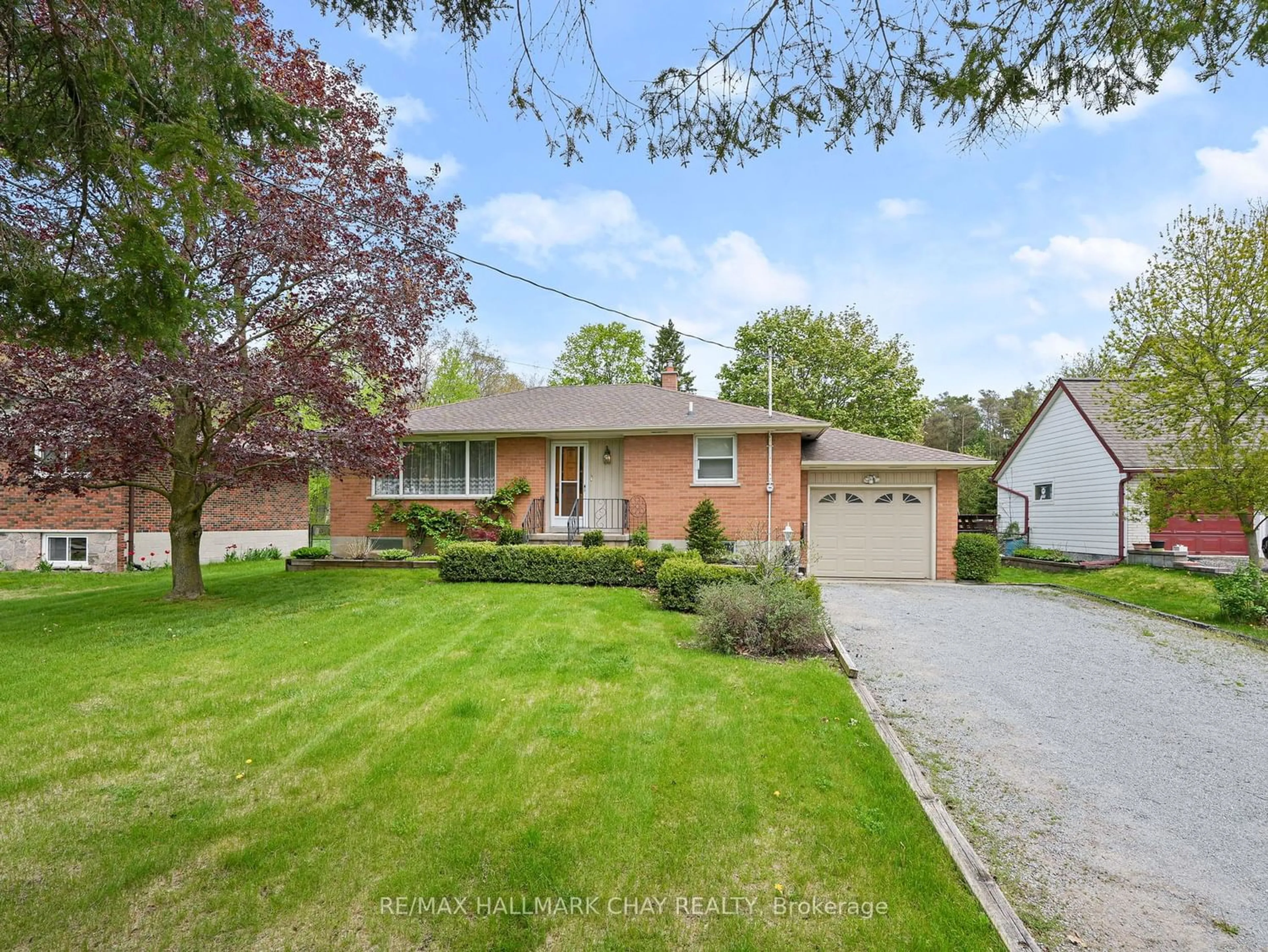 Frontside or backside of a home for 20393 Yonge St, East Gwillimbury Ontario L9N 1N8