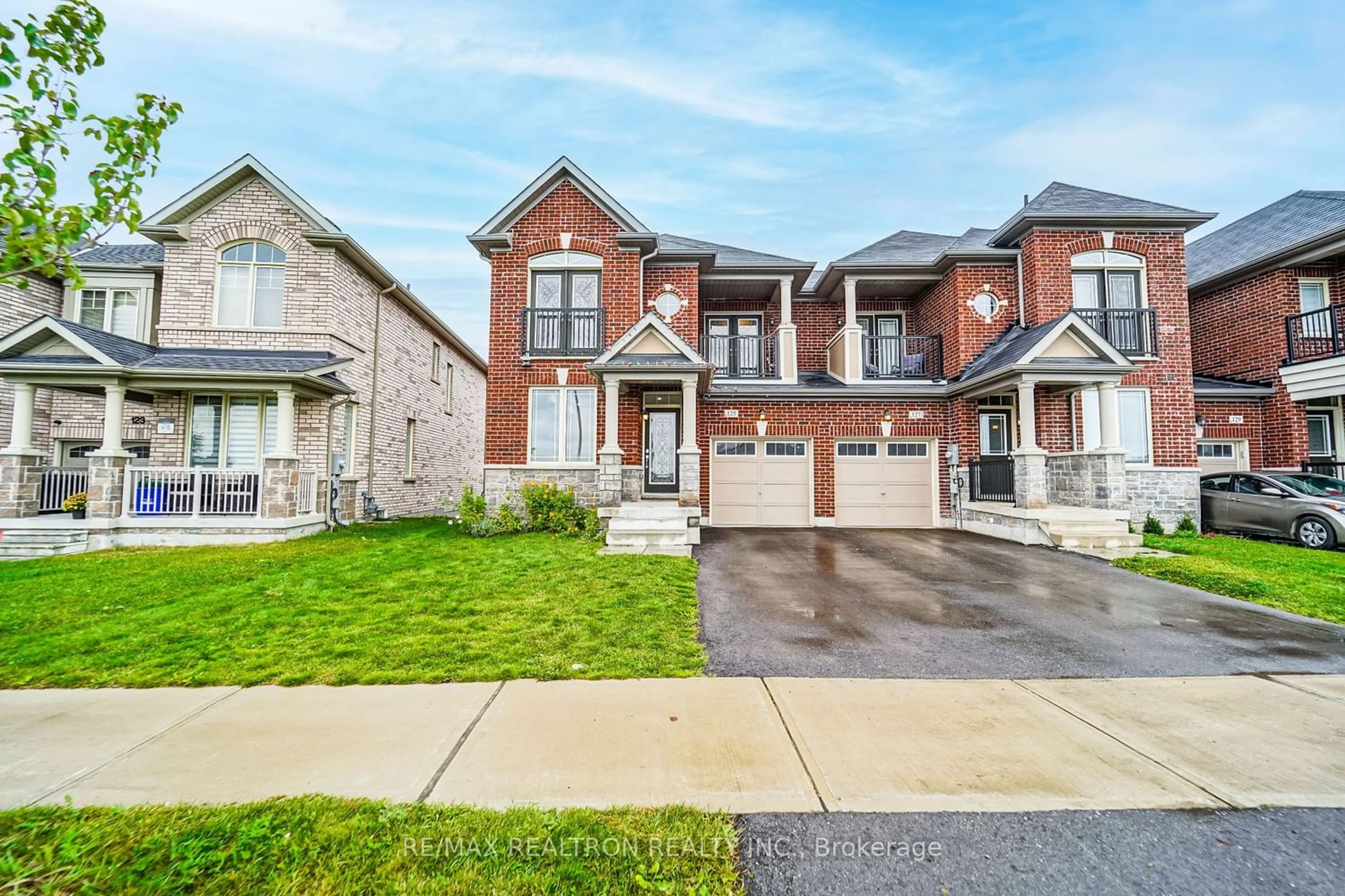 Home with brick exterior material for 125 Jim Mortson Dr, East Gwillimbury Ontario L0G 1R0