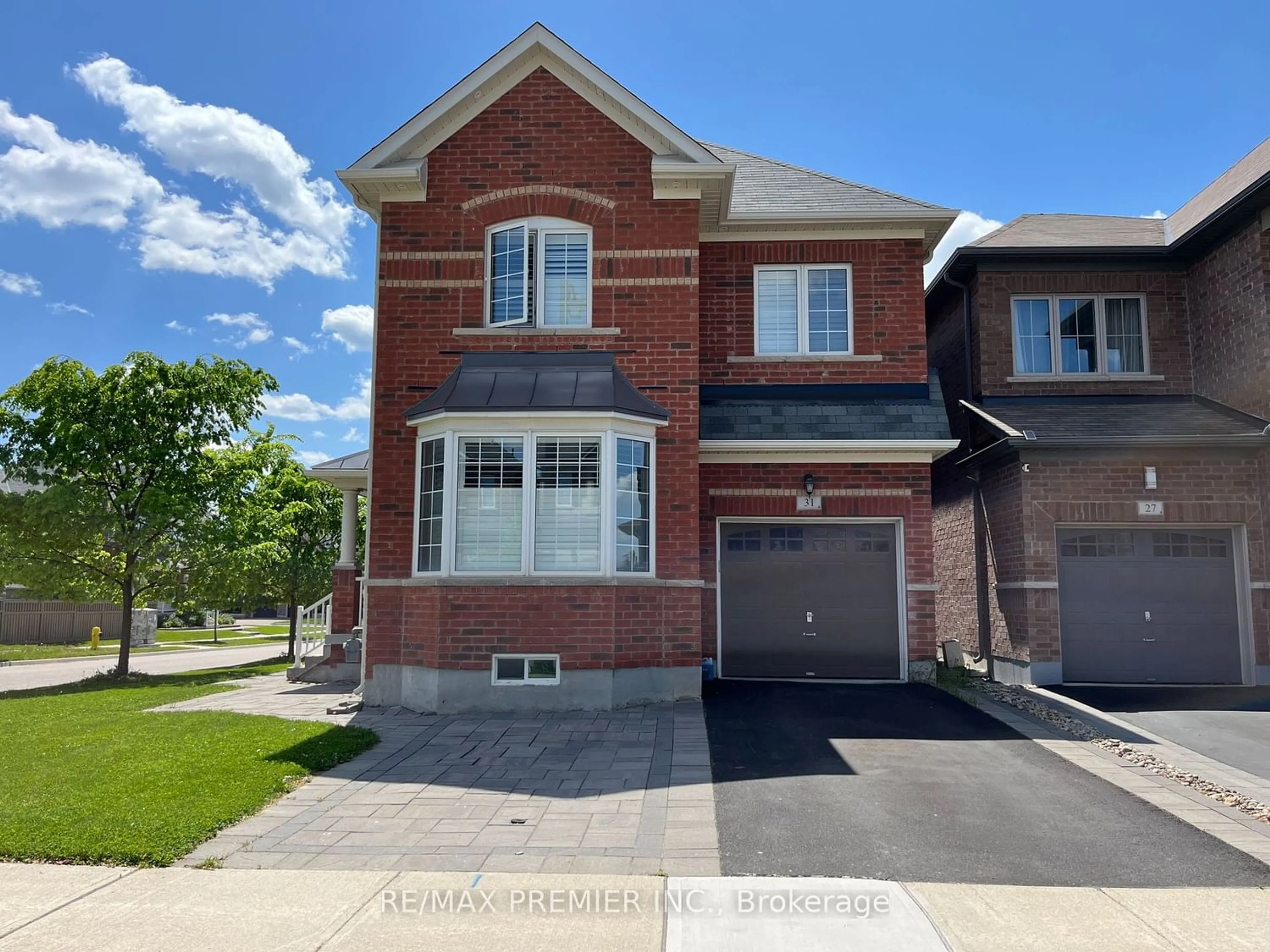 Contemporary kitchen for 31 Cranbrook Cres, Vaughan Ontario L4H 4H2