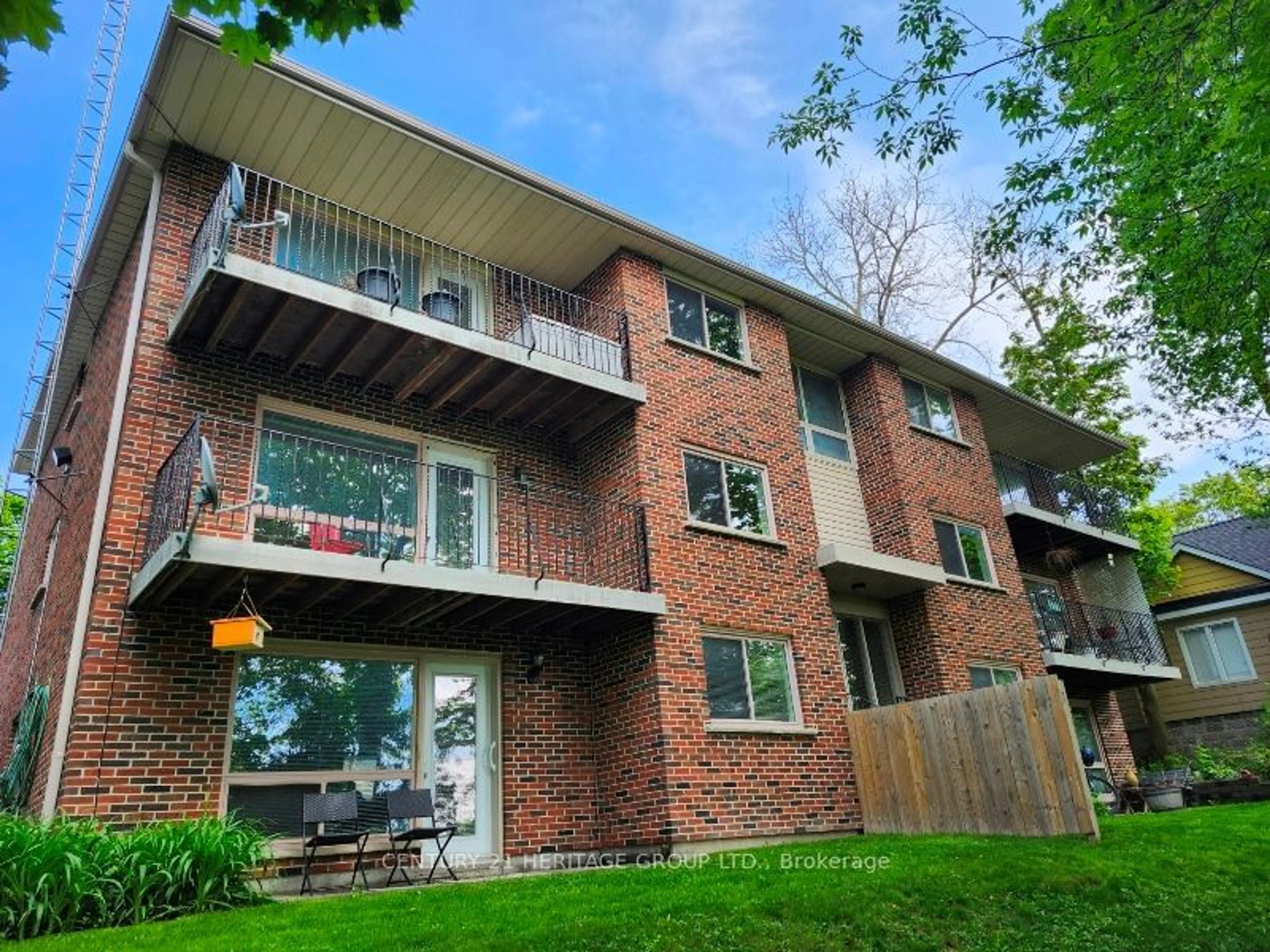 A pic from exterior of the house or condo for 308 Prospect St, Newmarket Ontario L3Y 3V2
