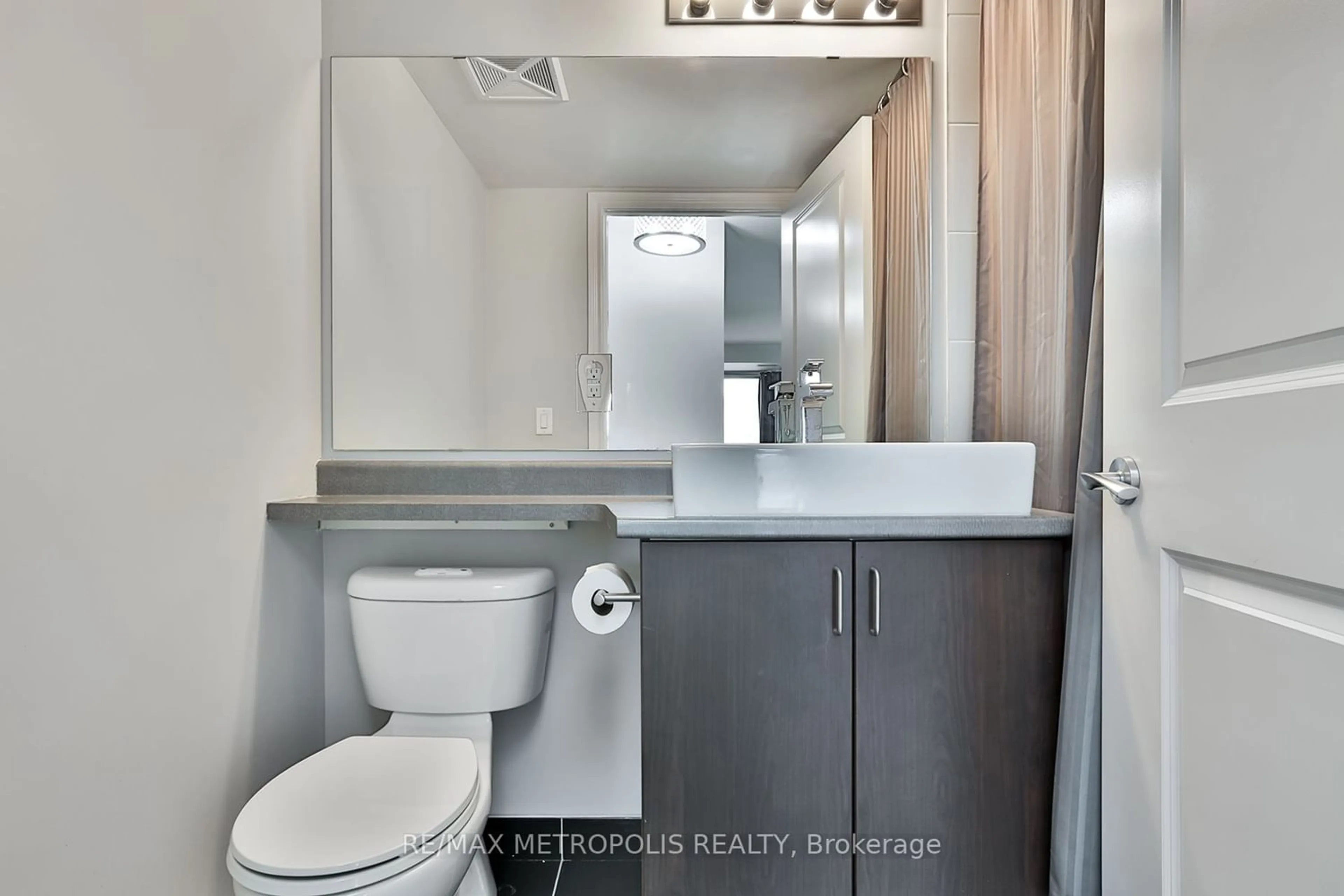 Standard bathroom for 7730 Kipling Ave #311, Vaughan Ontario L4L 1Y9