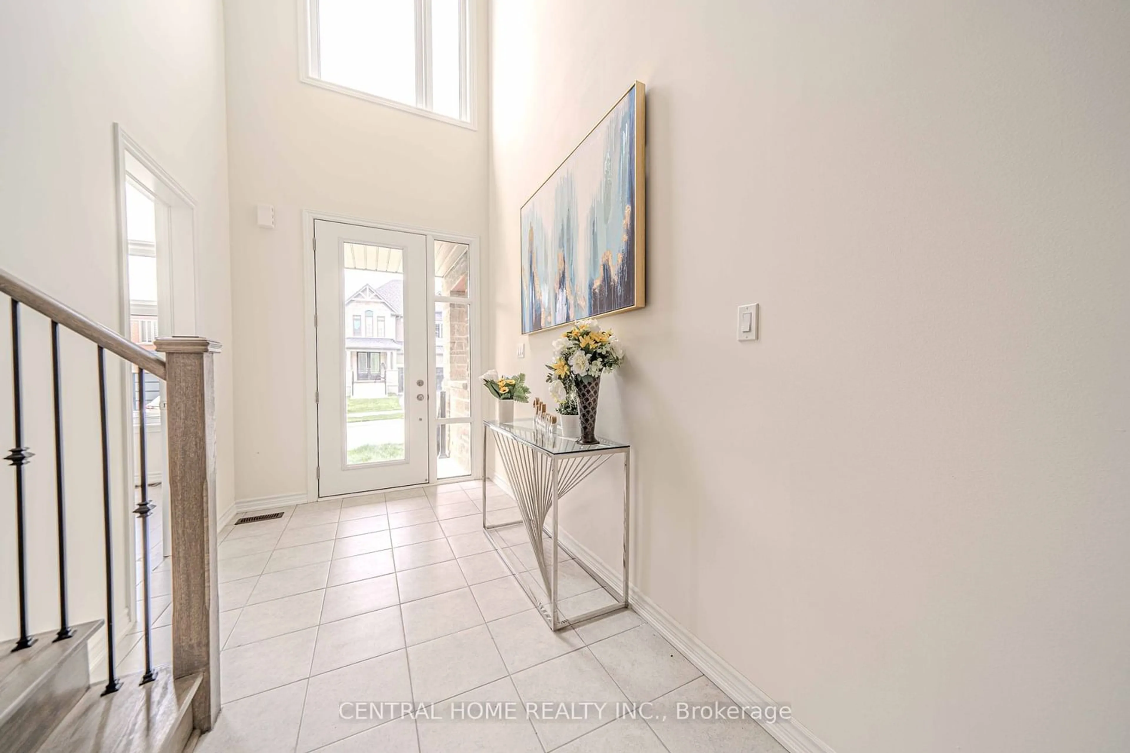 Indoor entryway for 11 Upbound Crt, East Gwillimbury Ontario L9N 0E5