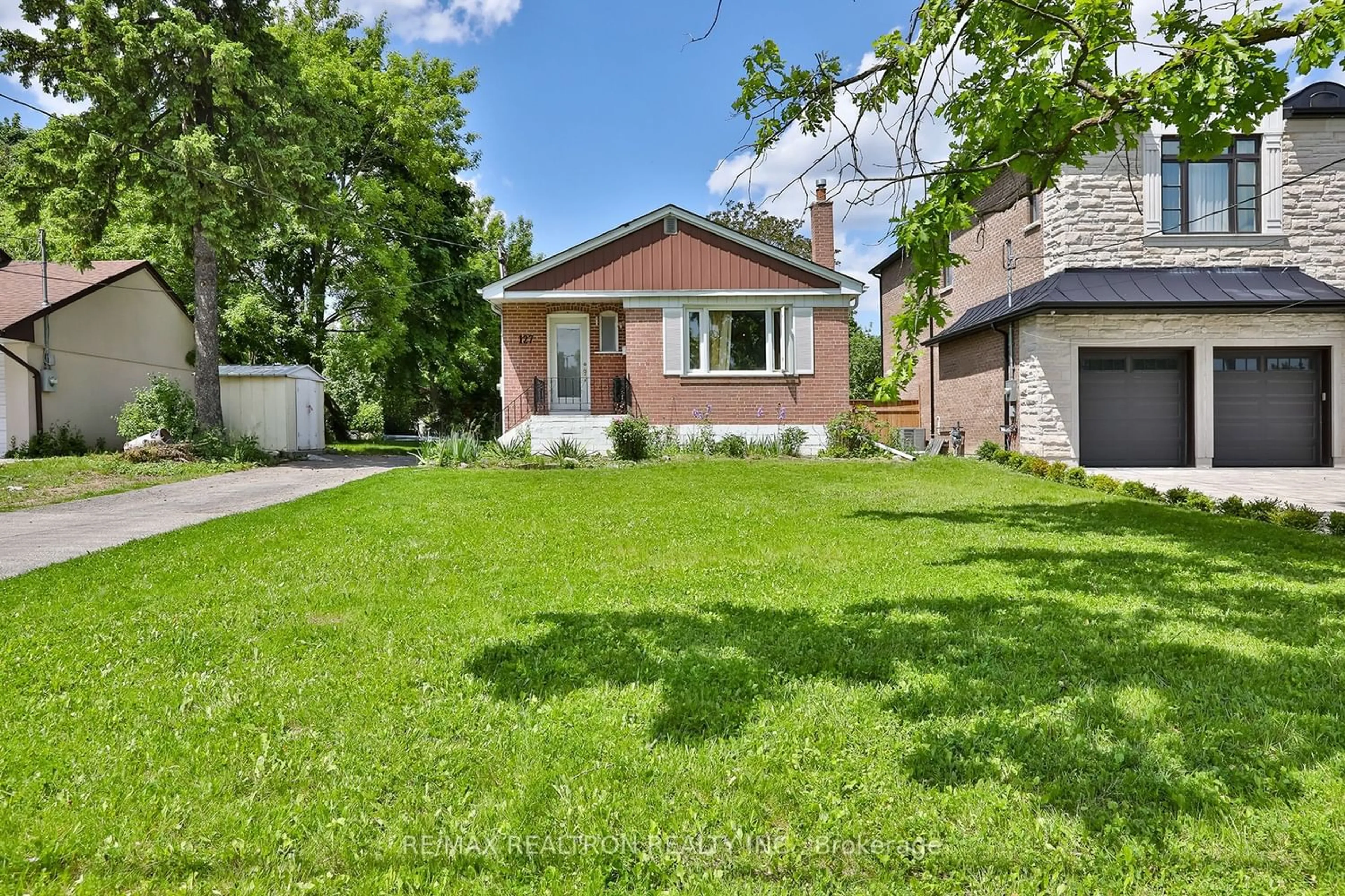 Frontside or backside of a home for 127 Harding Blvd, Richmond Hill Ontario L4C 1S9